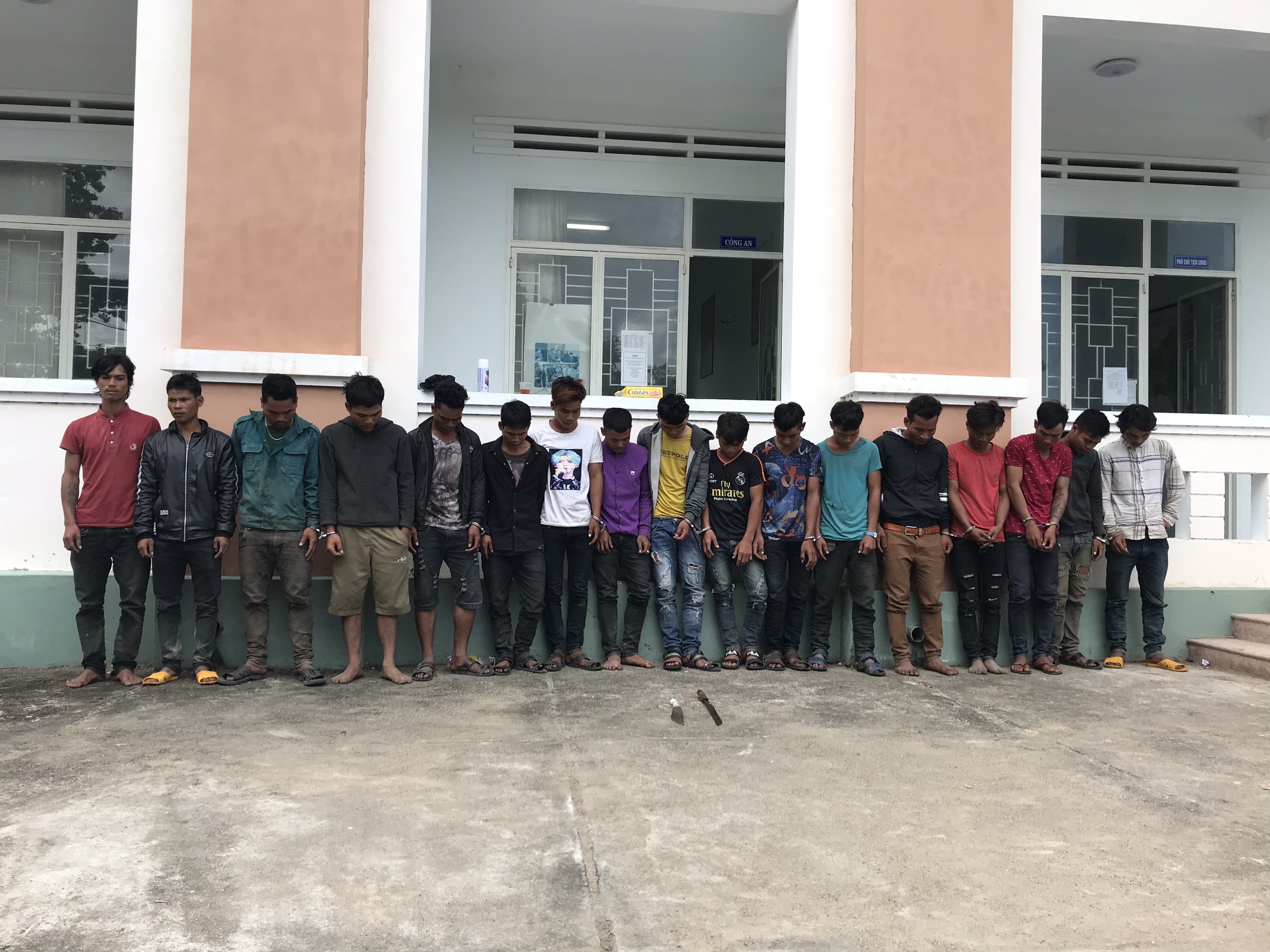 Khoi to 5 nghi pham phong dao giet nguoi hinh anh