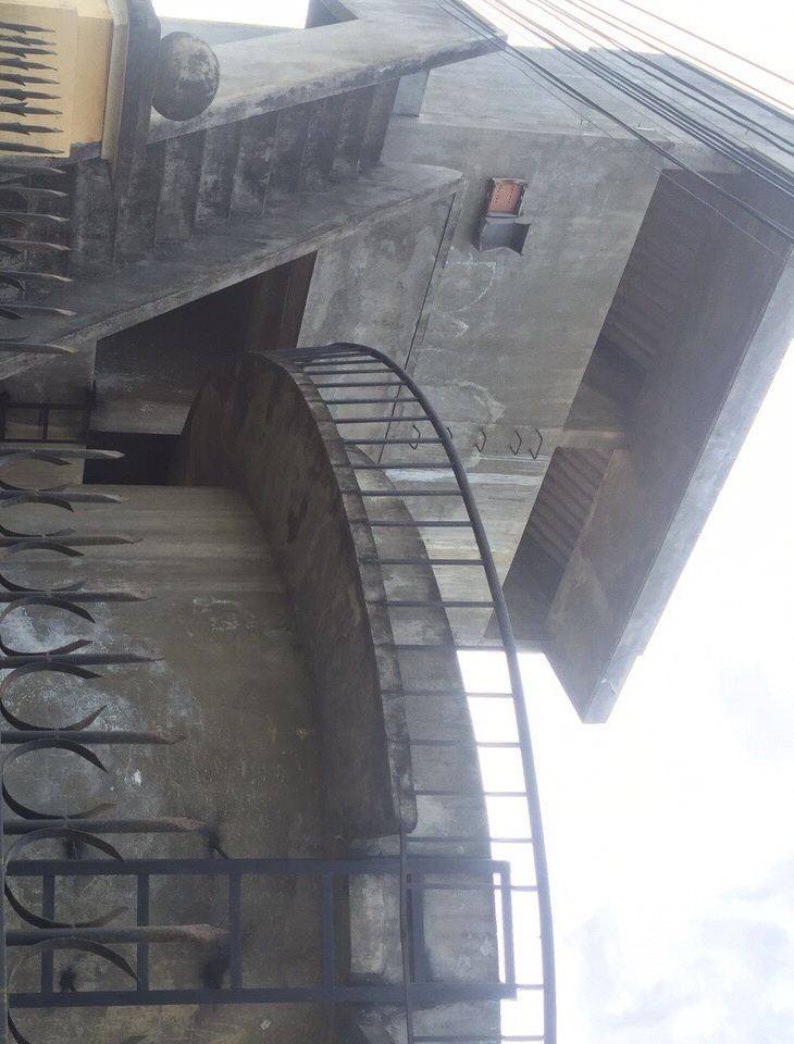 Pho tram truong treo co o dai nuoc hinh anh