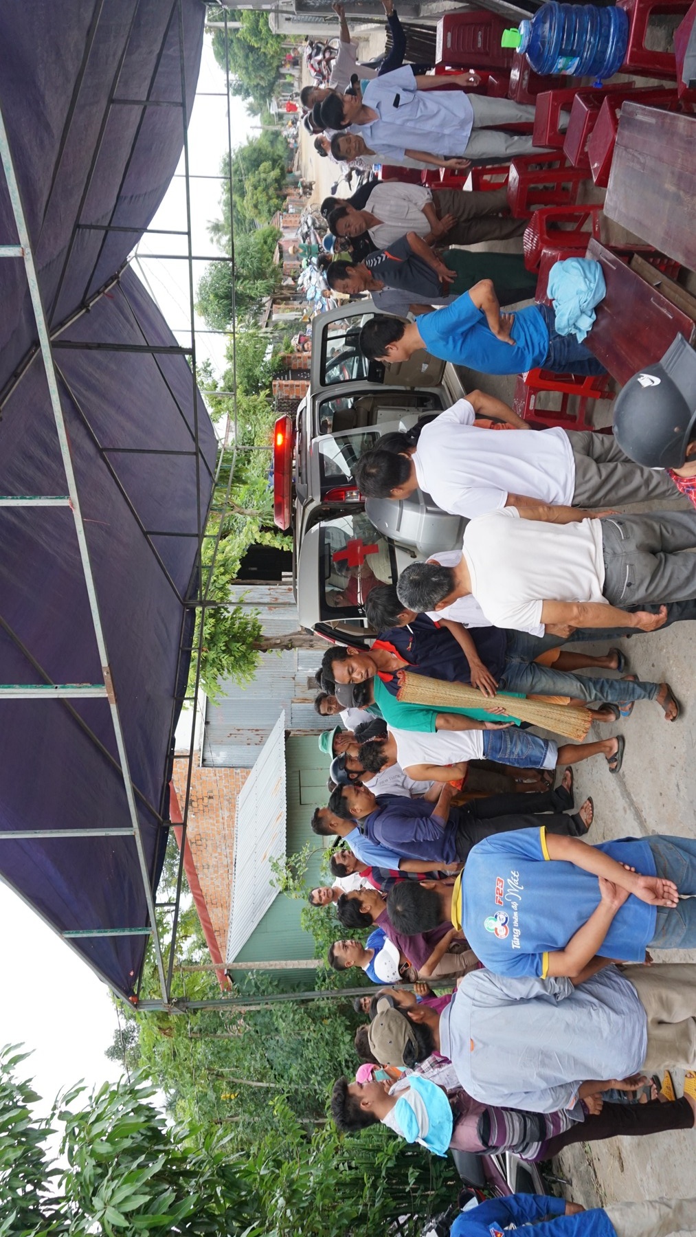 Cha cua pho chu tich HDND ke khoanh khac con gai bi ban hinh anh