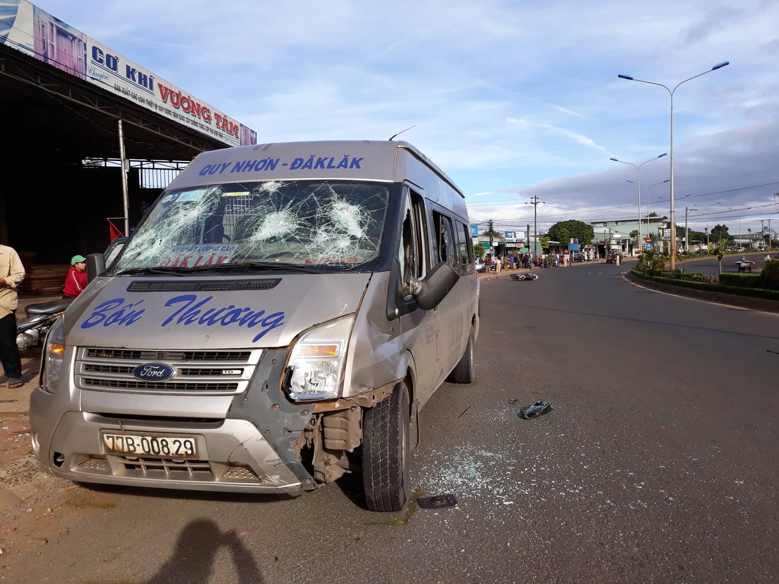 Gay tai nan chet nguoi, xe khach bi nguoi dan dap pha hinh anh