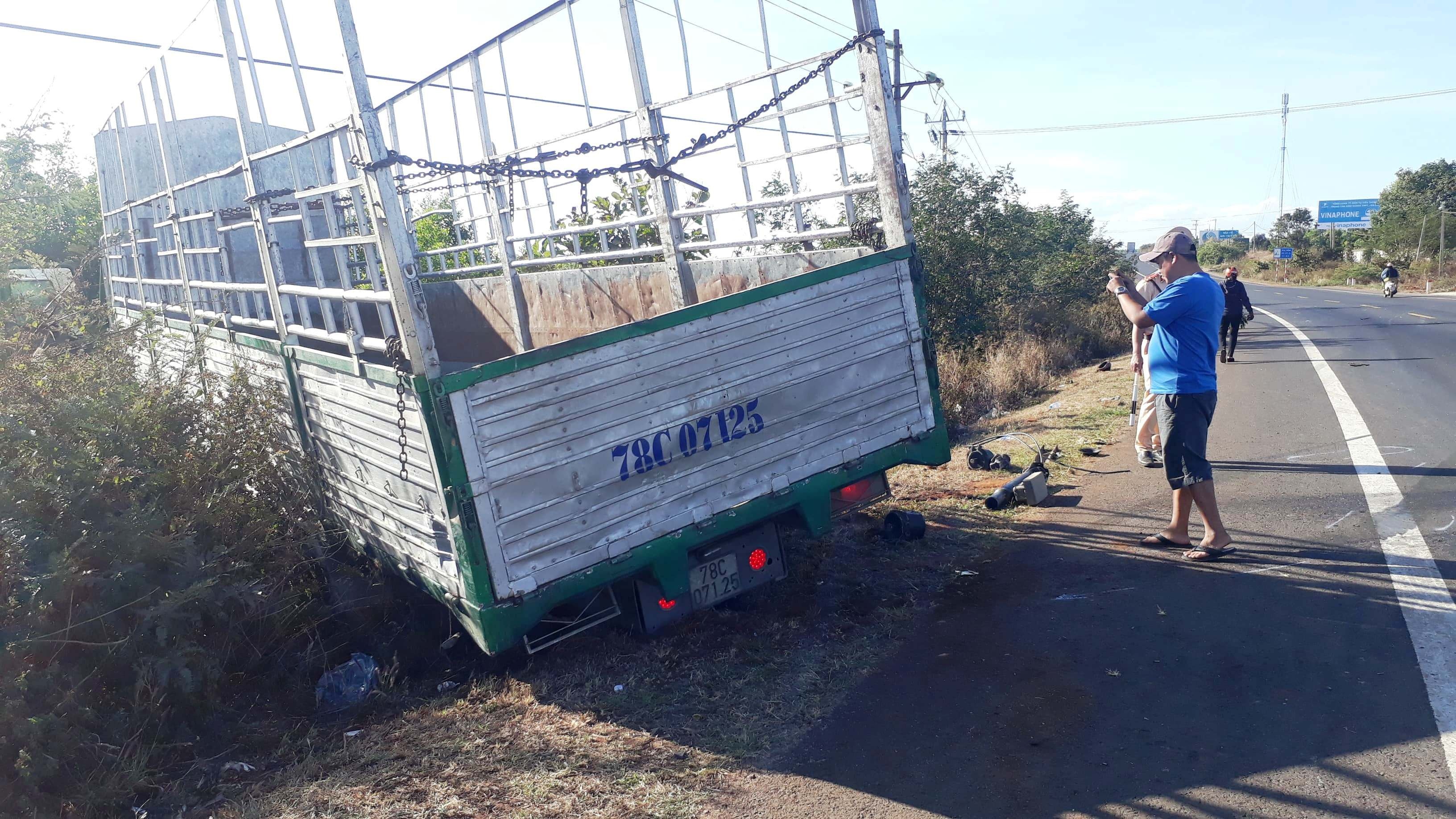 Xe tai gay truc tong chet 3 chi em hinh anh