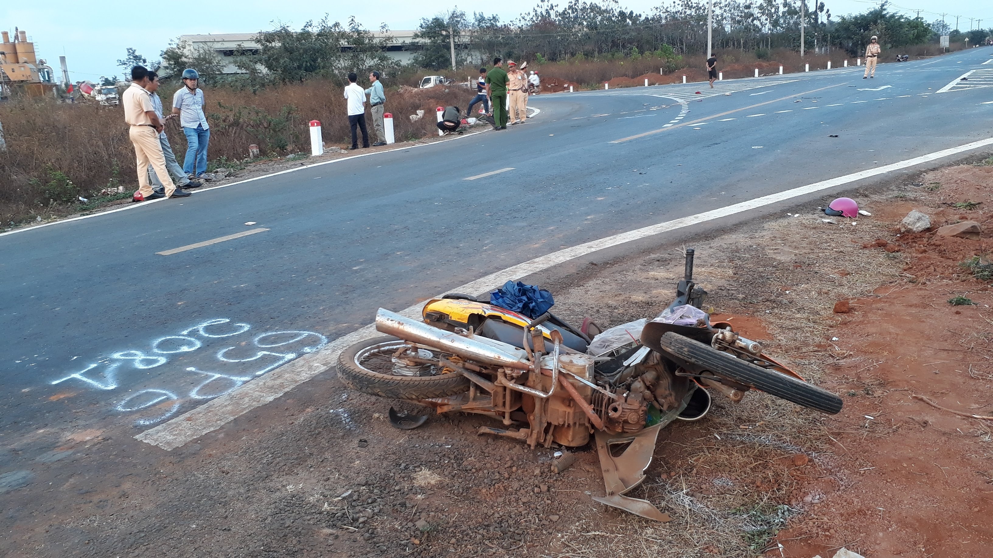 Bi oto tong truc dien, 3 nguoi trong mot gia dinh tu vong hinh anh