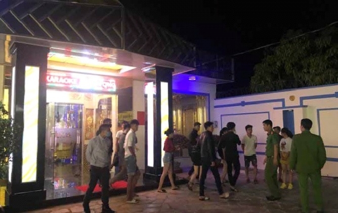 7 nguoi duong tinh voi ma tuy trong quan karaoke luc nua dem hinh anh