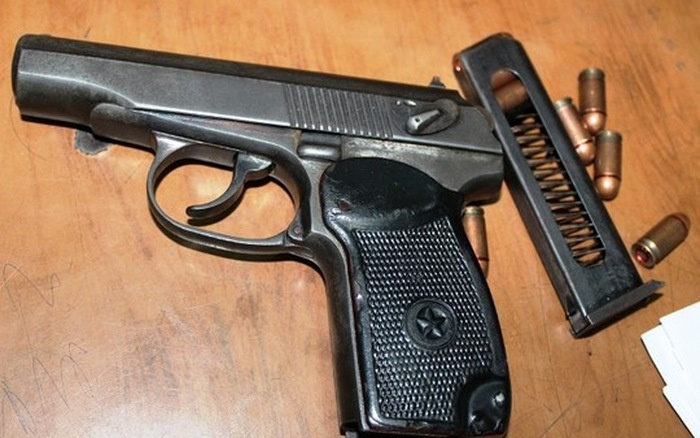 Ga trai dung sung de doa nhom khach o quan nhau hinh anh