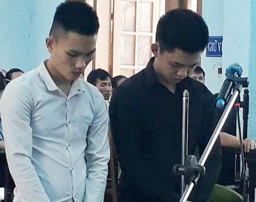 Hai anh em cung phai ngoi tu sau khi di hat karaoke hinh anh