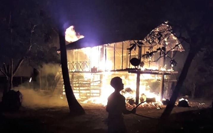 Lua thieu rui nha san giua khuya, be 3 tuoi chet chay hinh anh