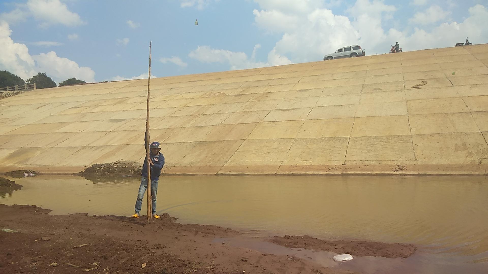 Hai chau be duoi nuoc duoi chan dap thuy loi hinh anh