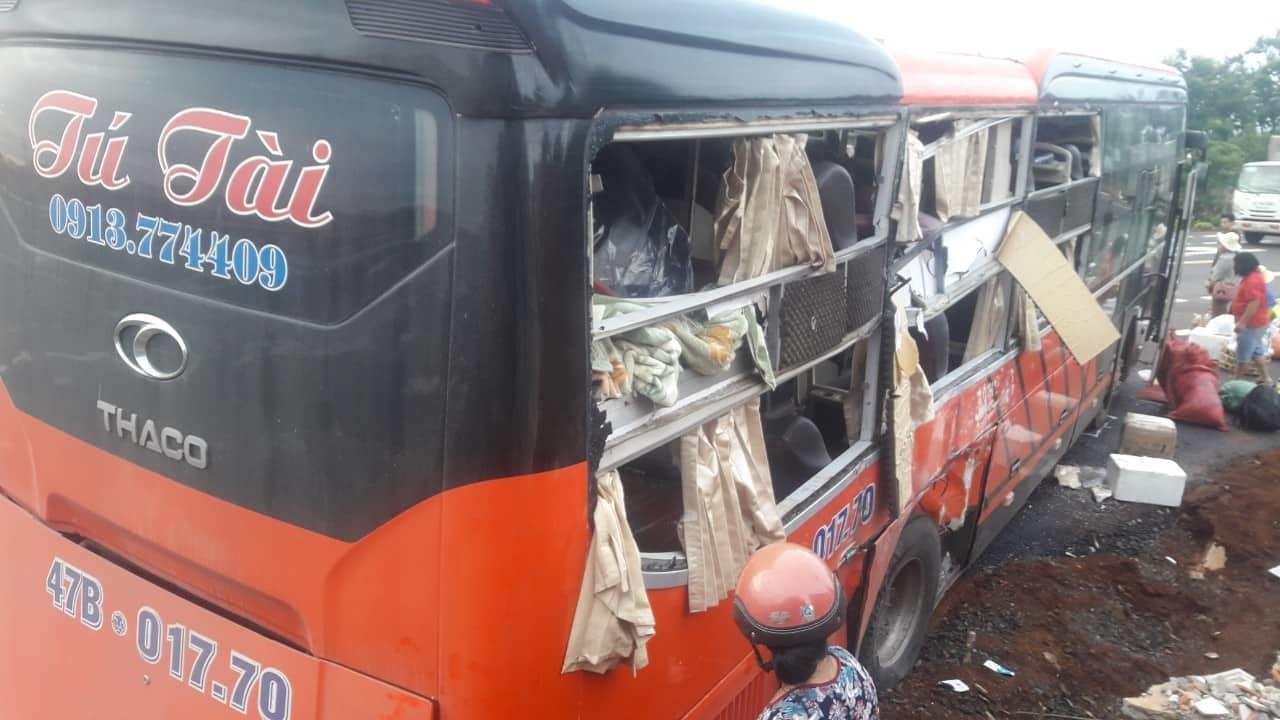 Xe khach tong nhau luc rang sang, 6 nguoi bi thuong hinh anh