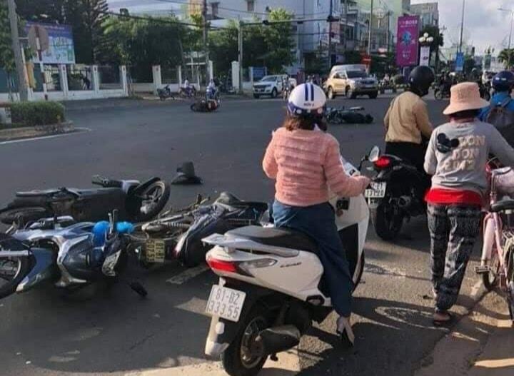 xe điên tông hàng loạt xe máy ảnh 2 xe dien tong hang loat xe may anh 2