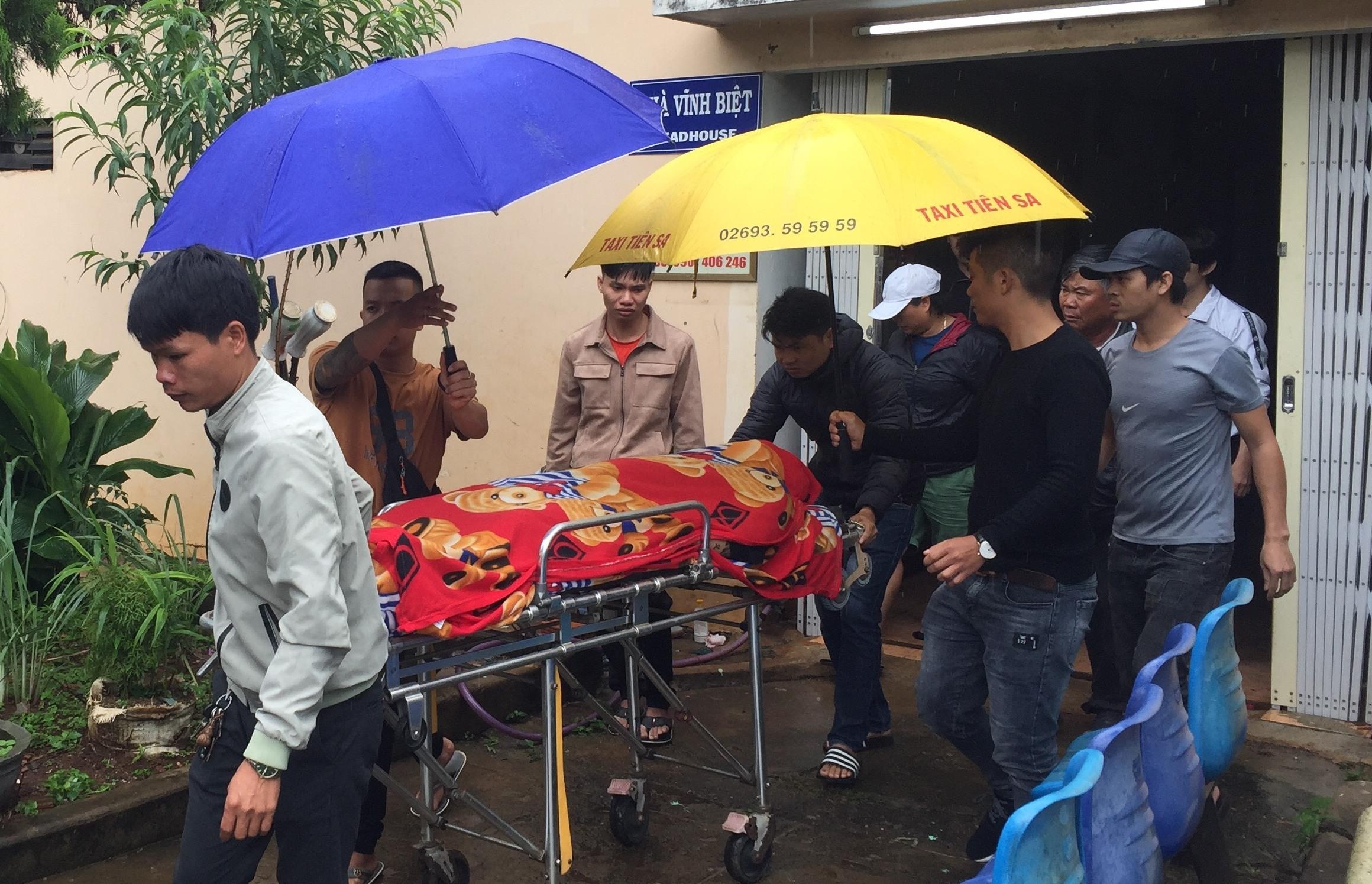 Mot nguoi chet, 2 bi thuong sau tieng sung no o khu cho dem hinh anh