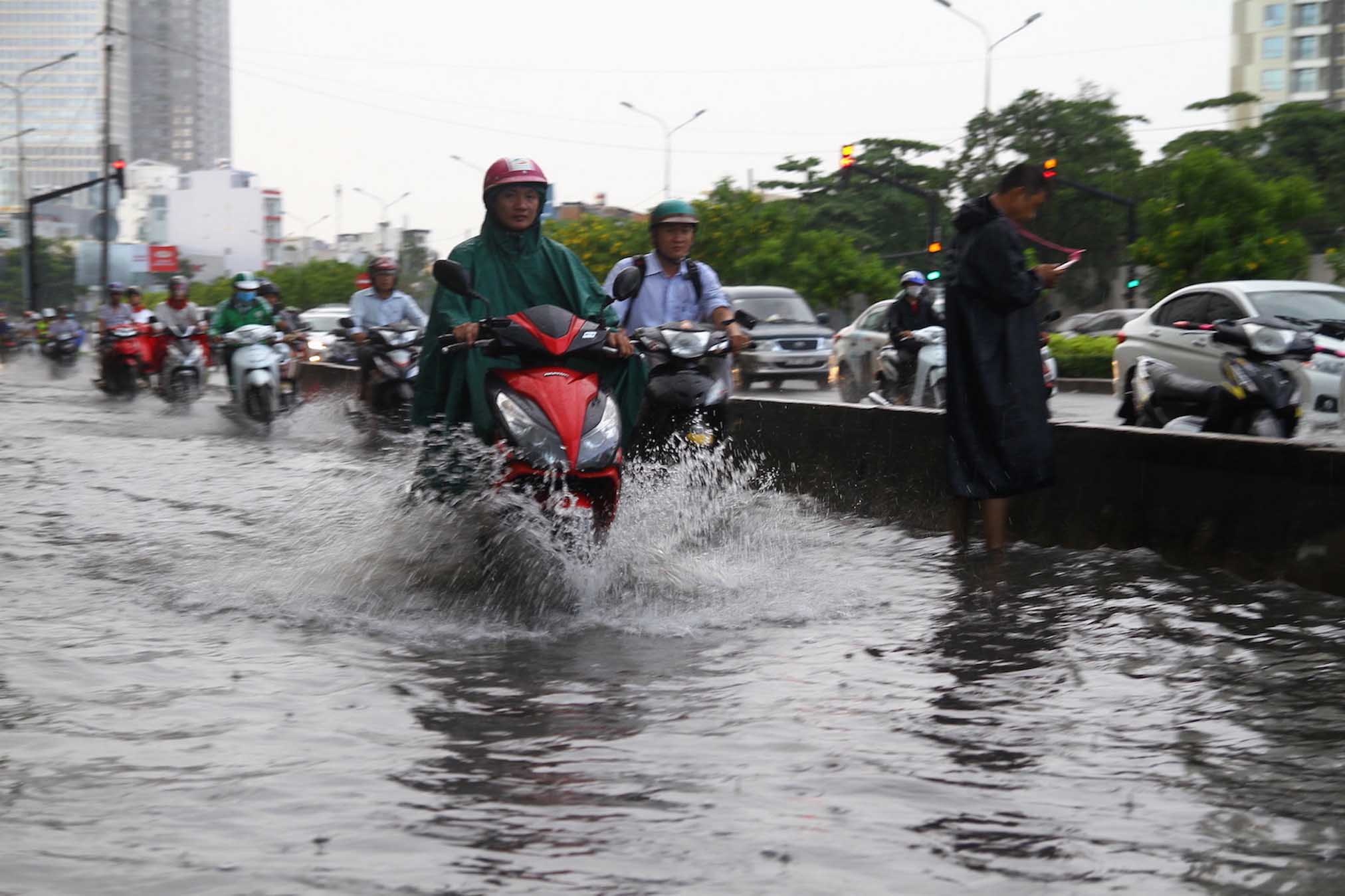 Nang cap duong Nguyen Huu Canh de chong ngap tu thang 11 hinh anh