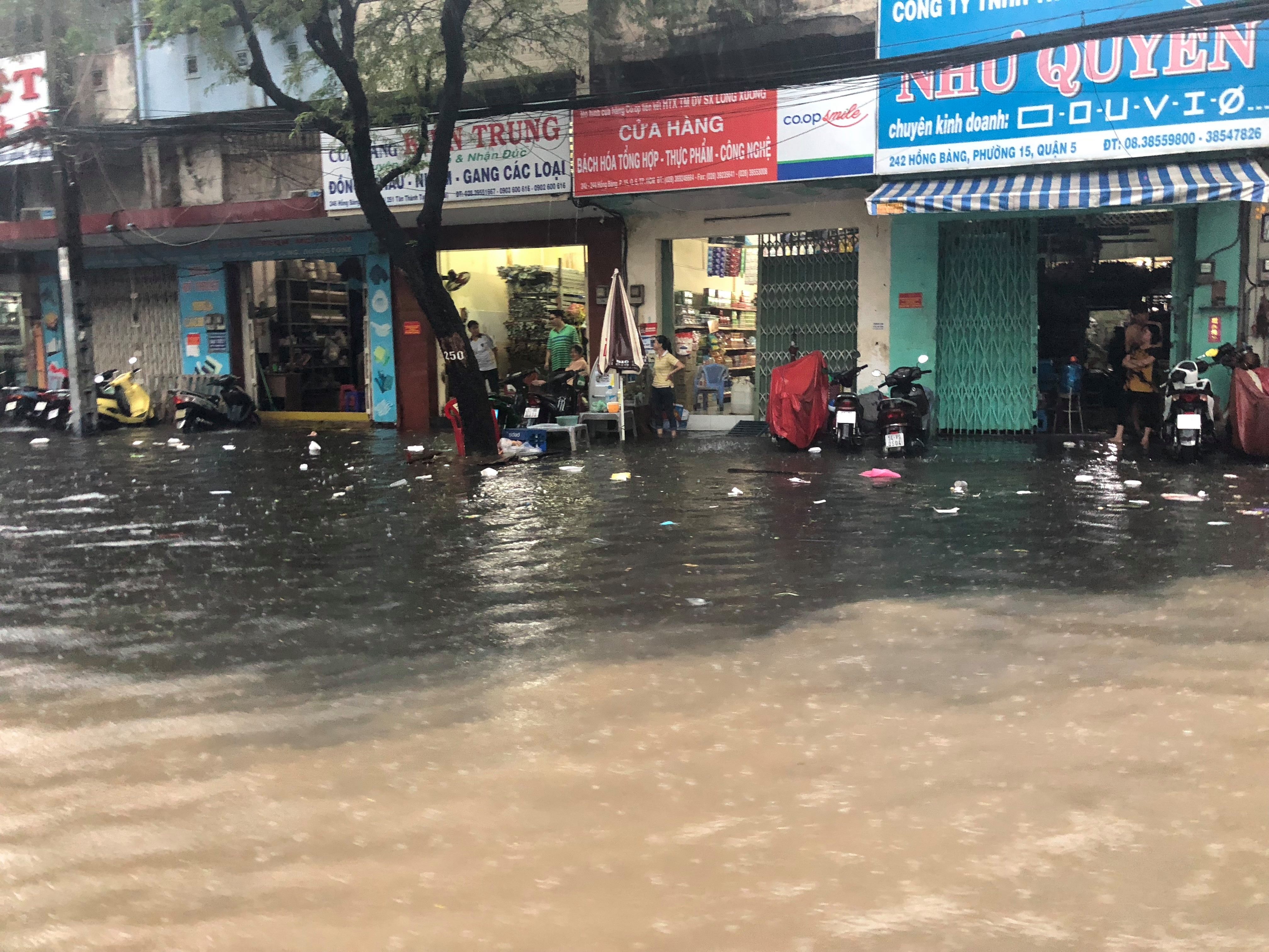 Sai Gon ngap sau vi mua lon anh 2