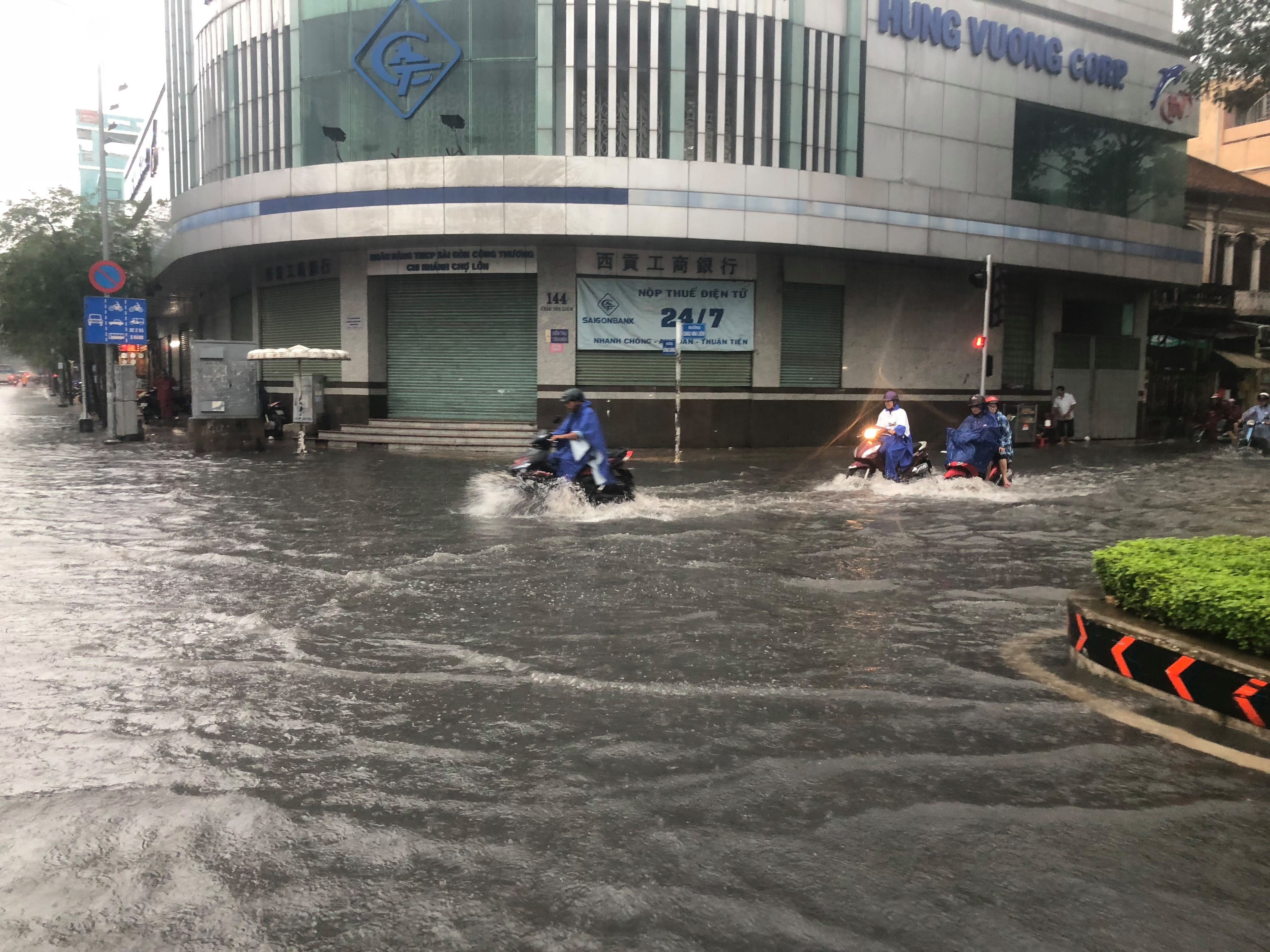 Sai Gon ngap sau vi mua lon anh 3