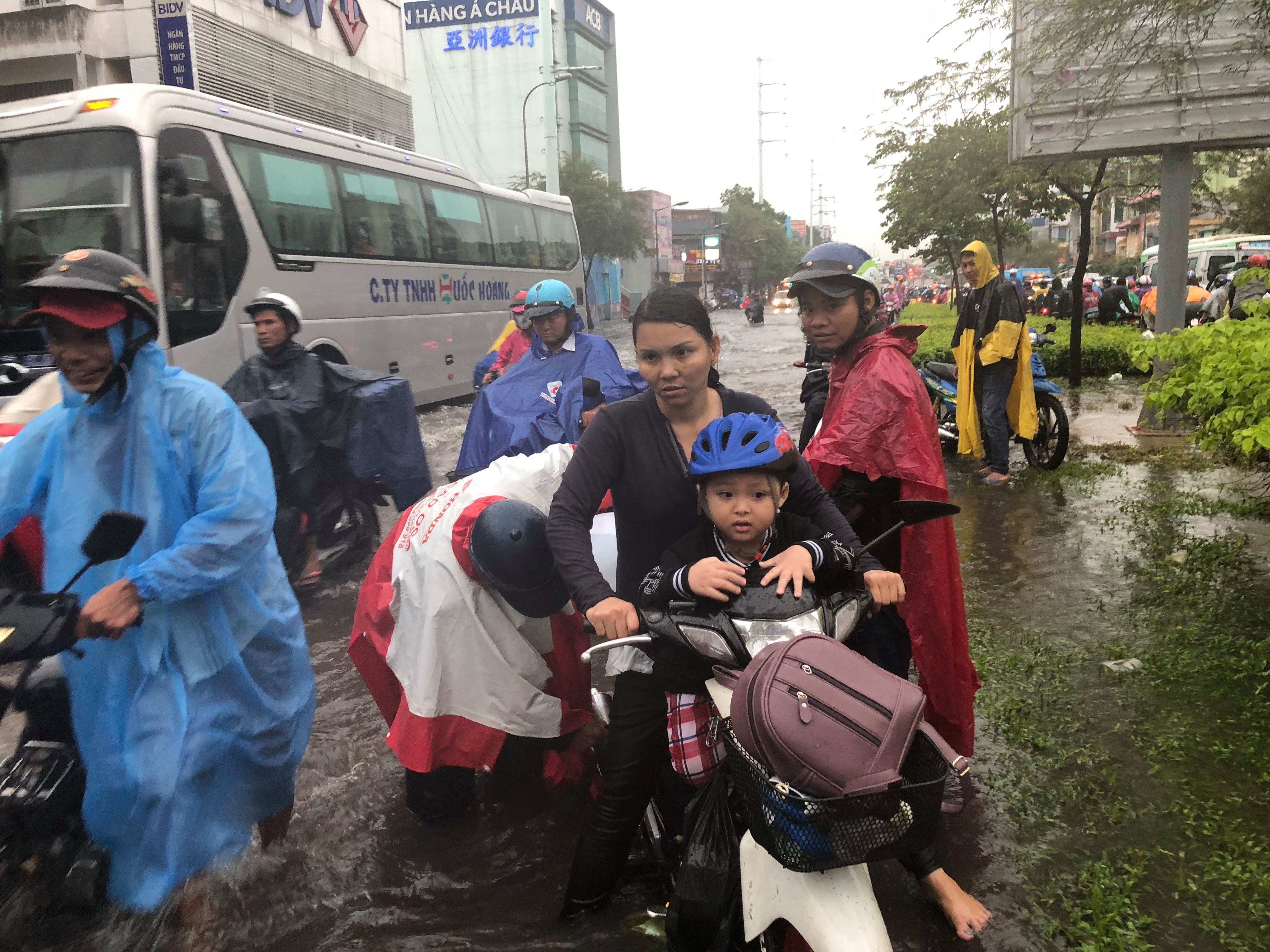 Sai Gon ngap sau vi mua lon anh 4