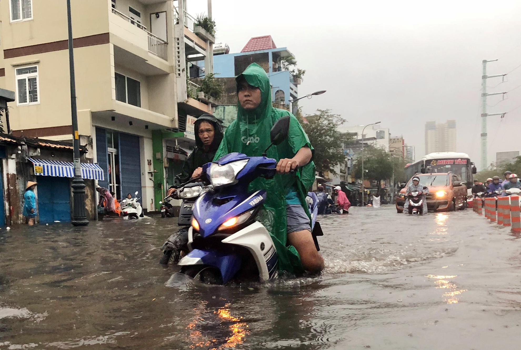 Nhieu tuyen duong Sai Gon ngap sau do mua lon chieu cuoi tuan hinh anh