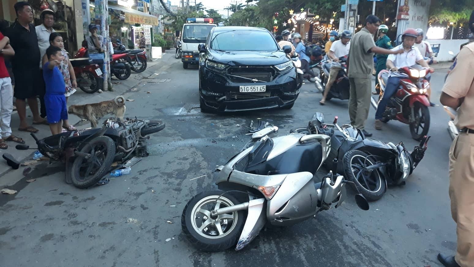 Oto tong lien hoan 3 xe may o Sai Gon, 3 nguoi nhap vien cap cuu hinh anh