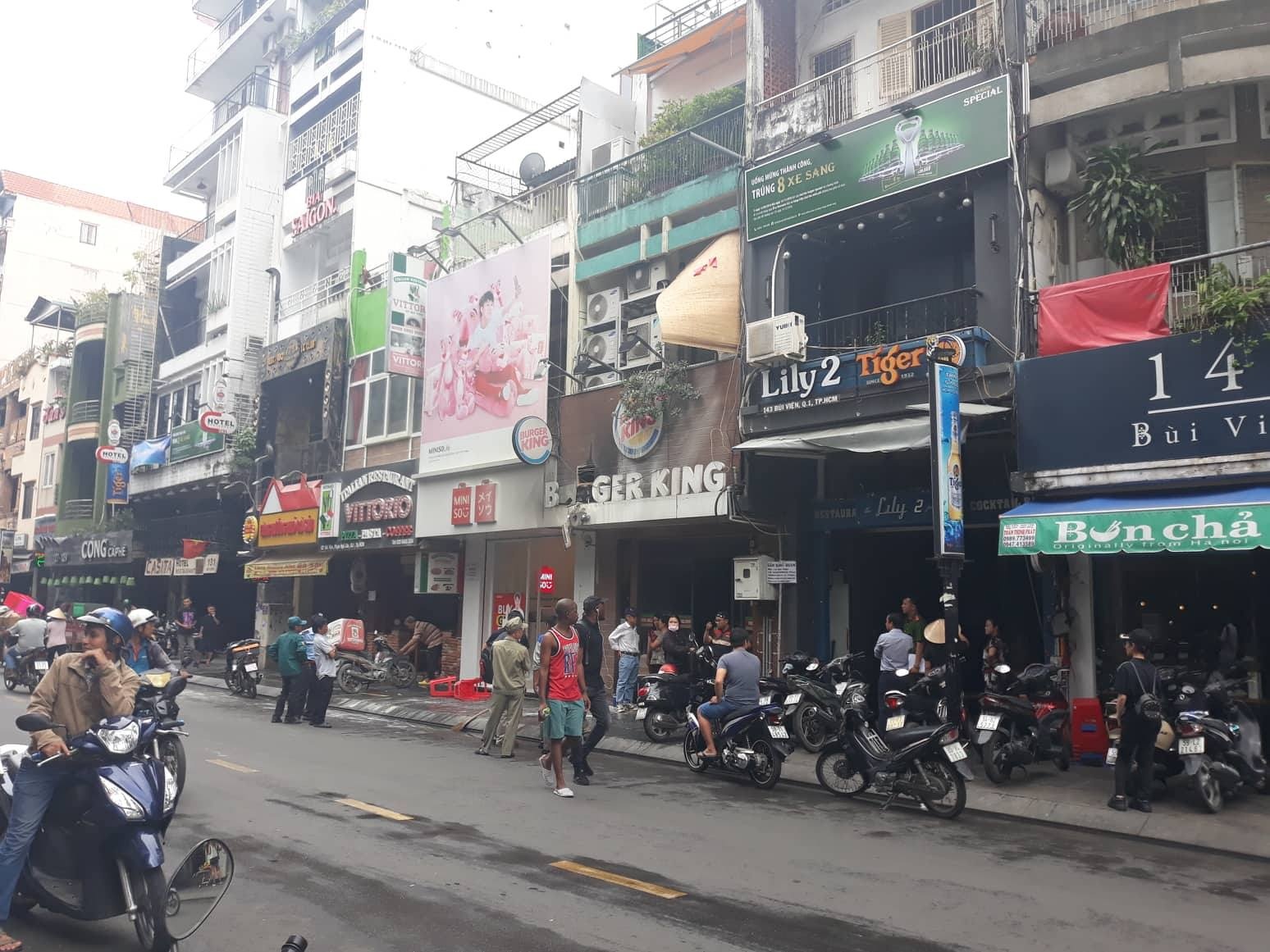 Cuu 2 cu gia thoat khoi can nha chay o pho di bo Bui Vien hinh anh