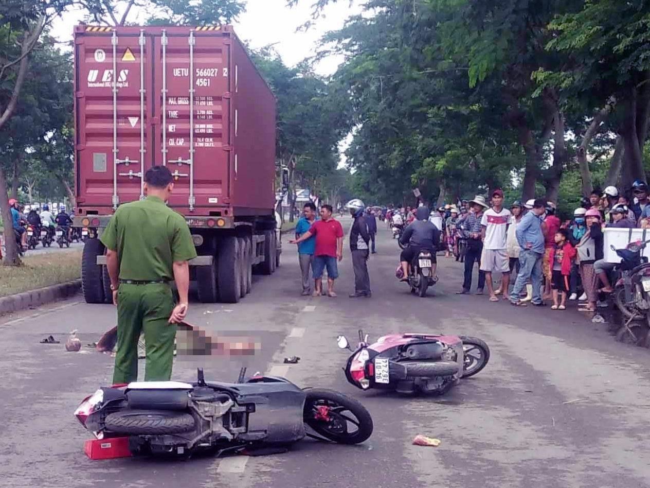 Thanh nien khoc nghen om ban gai tu vong sau tai nan o Sai Gon hinh anh