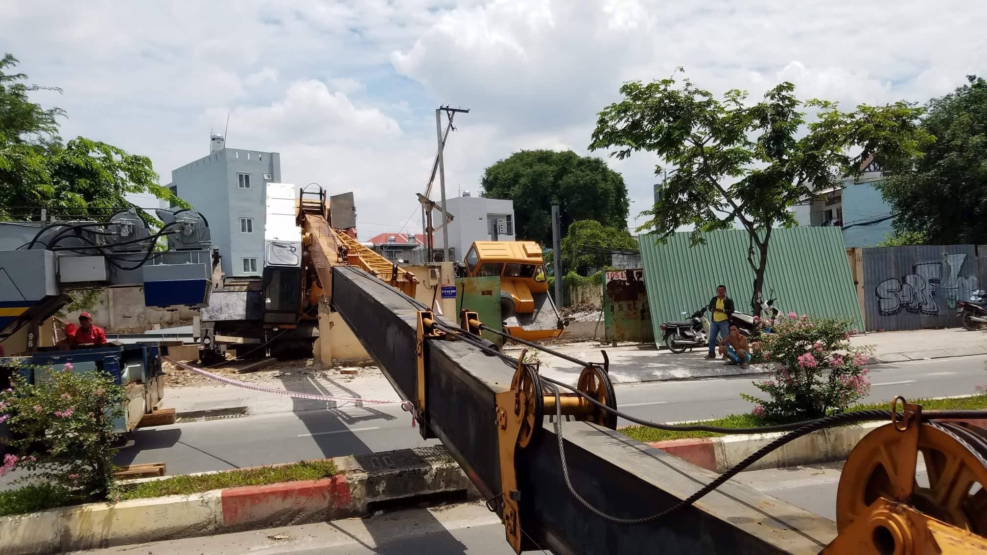 Cần cẩu ngã ra đường ảnh 1 Can cau nga ra duong anh 1