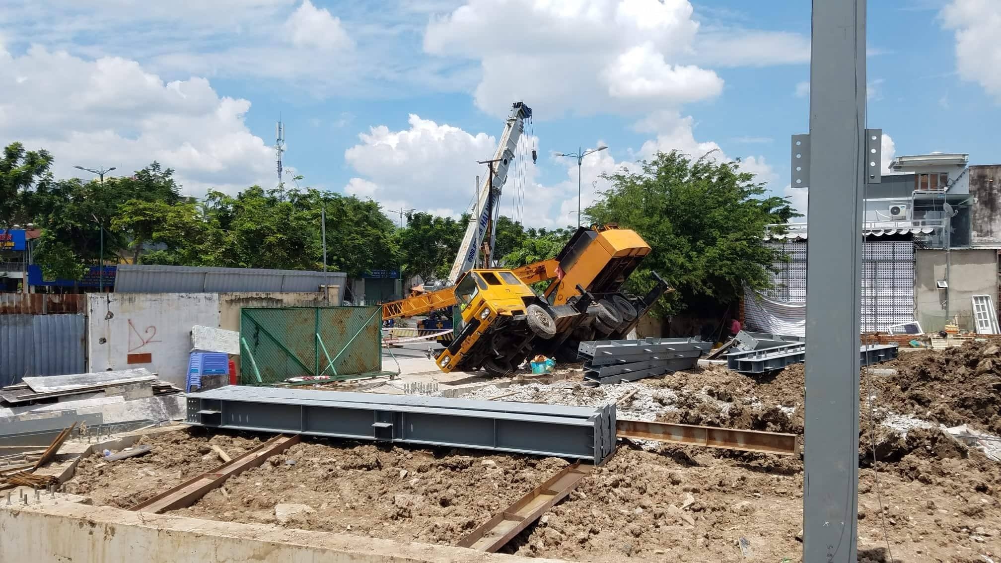 Cần cẩu ngã ra đường ảnh 2 Can cau nga ra duong anh 2