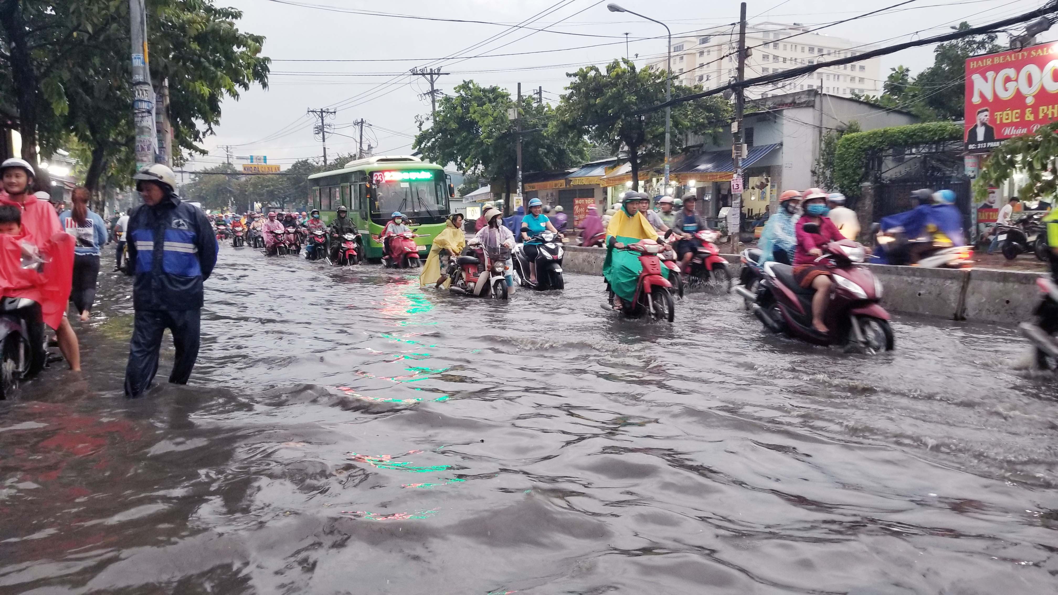 Mua lon hon 1 gio khien mot so duong o TP.HCM ngap sau hinh anh