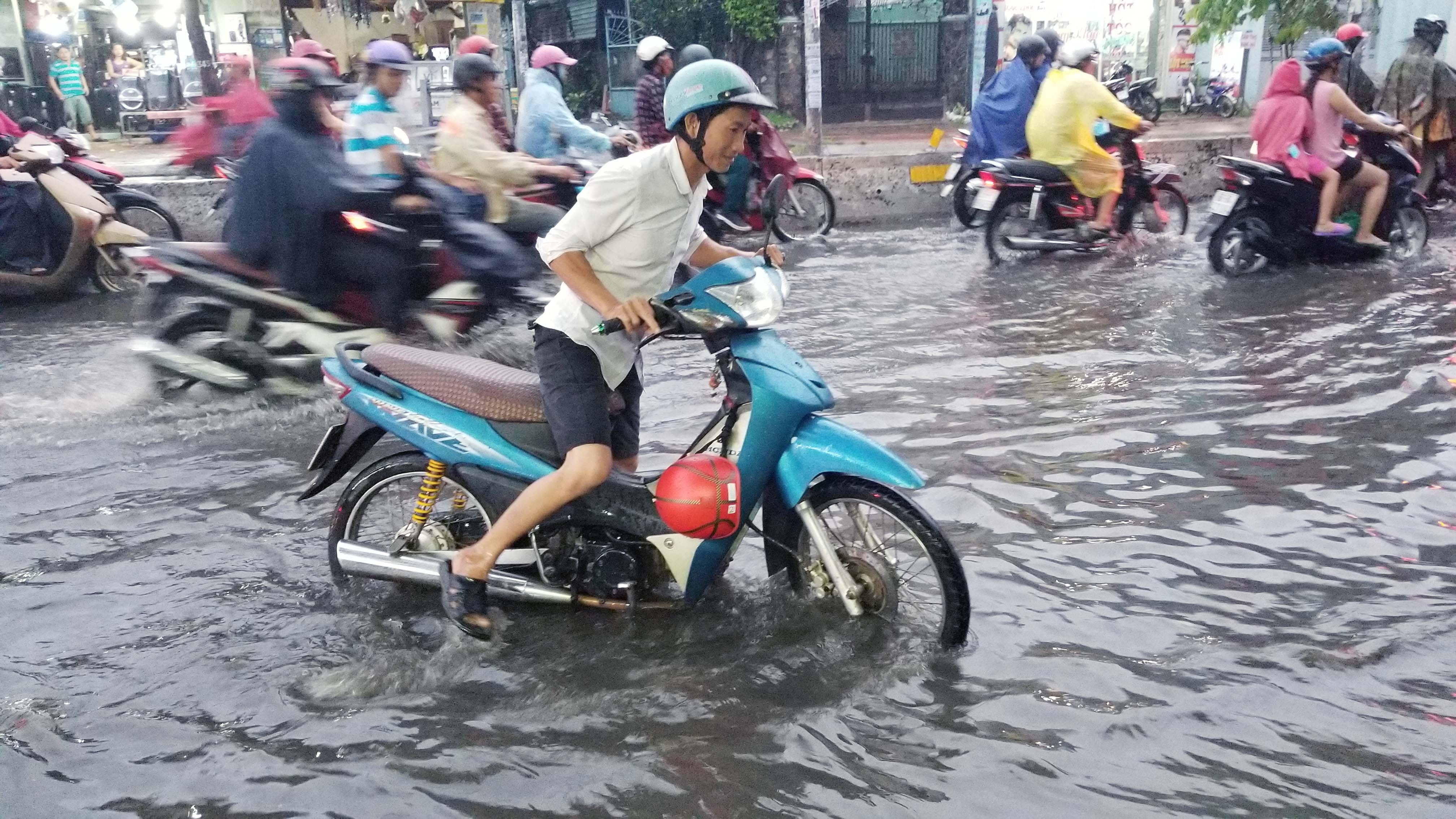 Nhieu tuyen duong Sai Gon ngap sau sau mua lon hinh anh
