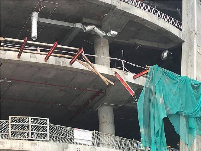 Tam dinh chi thi cong trung tam thuong mai sau vu 3 cong nhan bi roi hinh anh