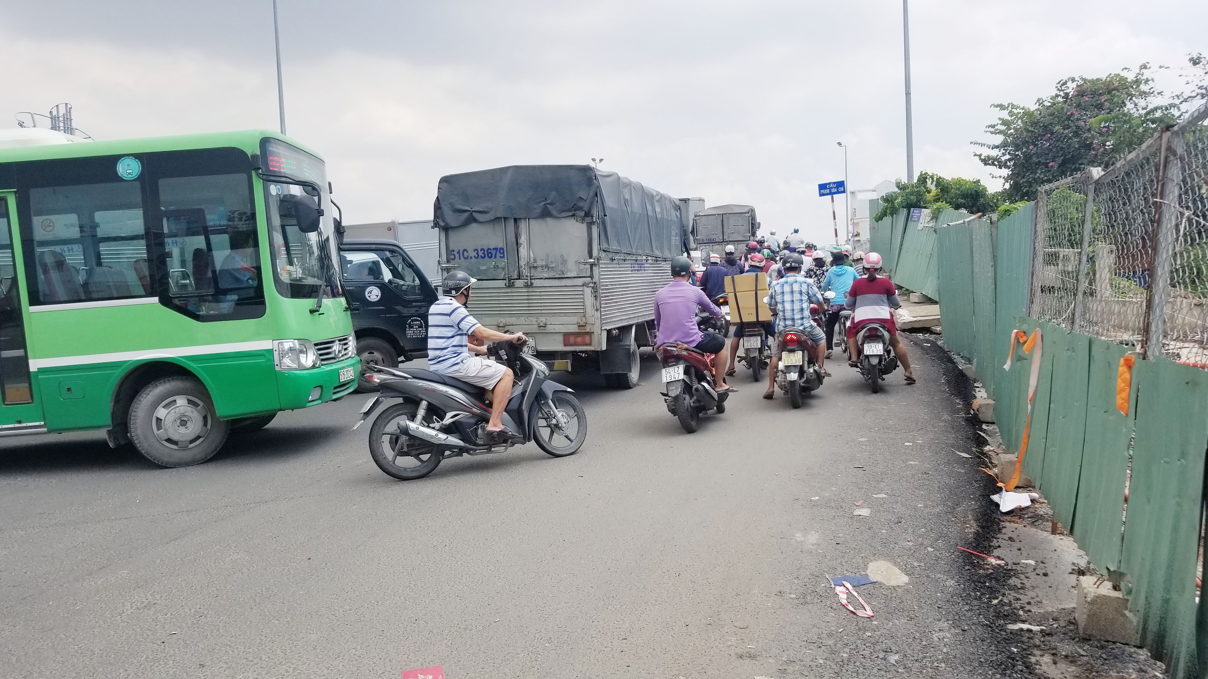 Chi 100 ty giam do doc cau Pham Van Chi o Sai Gon hinh anh