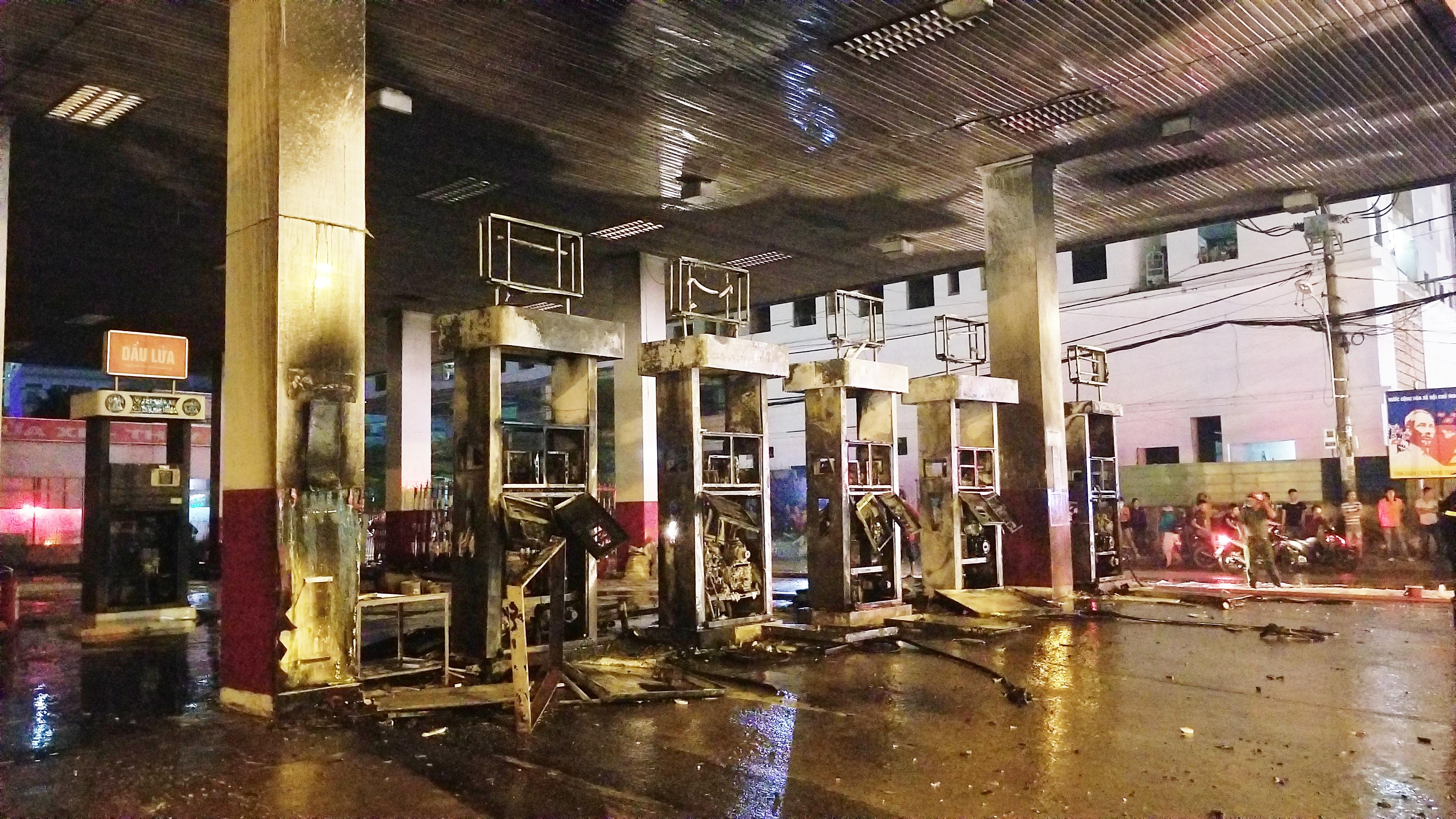 Hoa hoan thieu rui cay xang o Sai Gon hinh anh