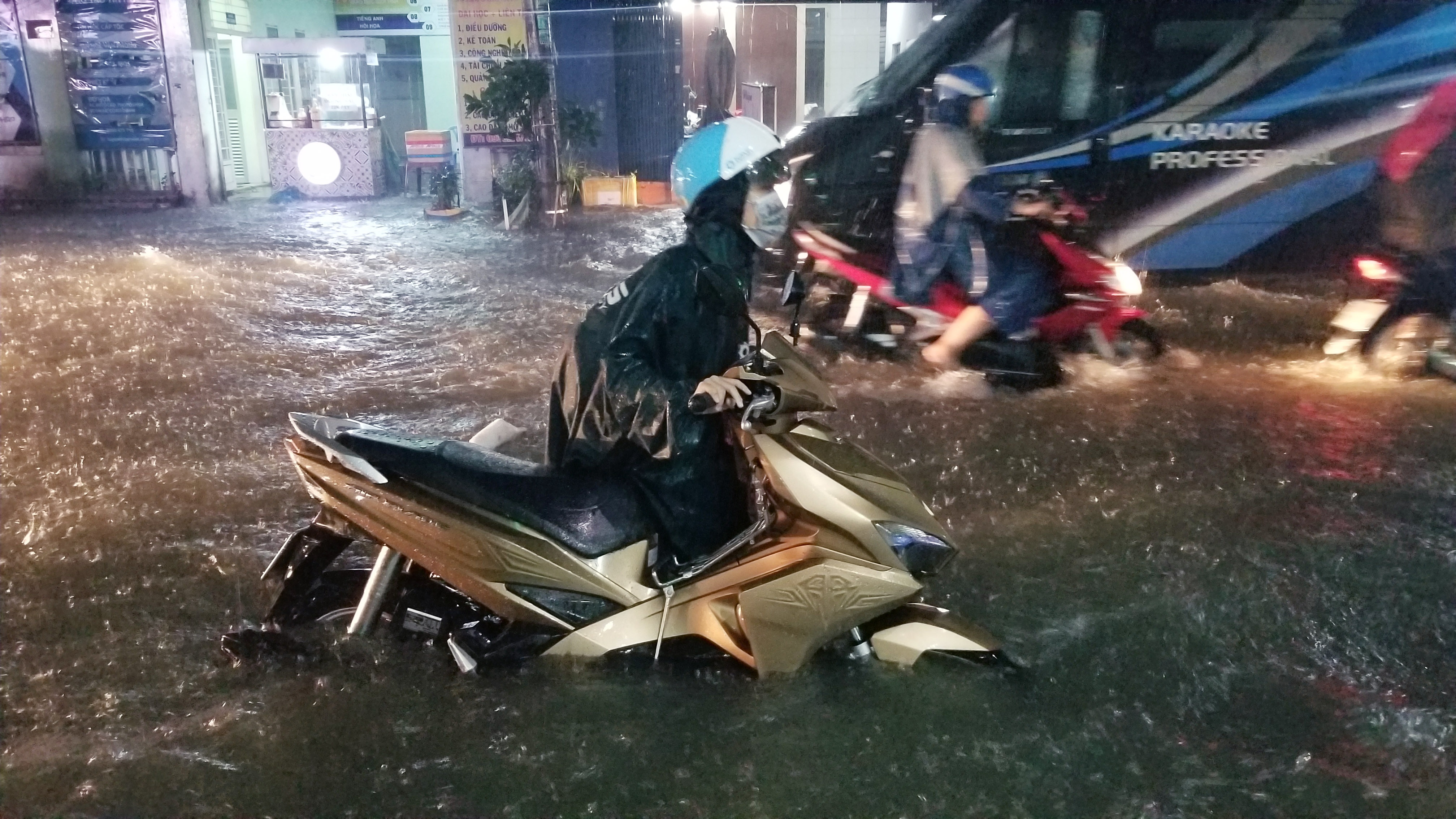 Nhieu tuyen duong o TP.HCM ngap sau sau con mua 1 gio hinh anh