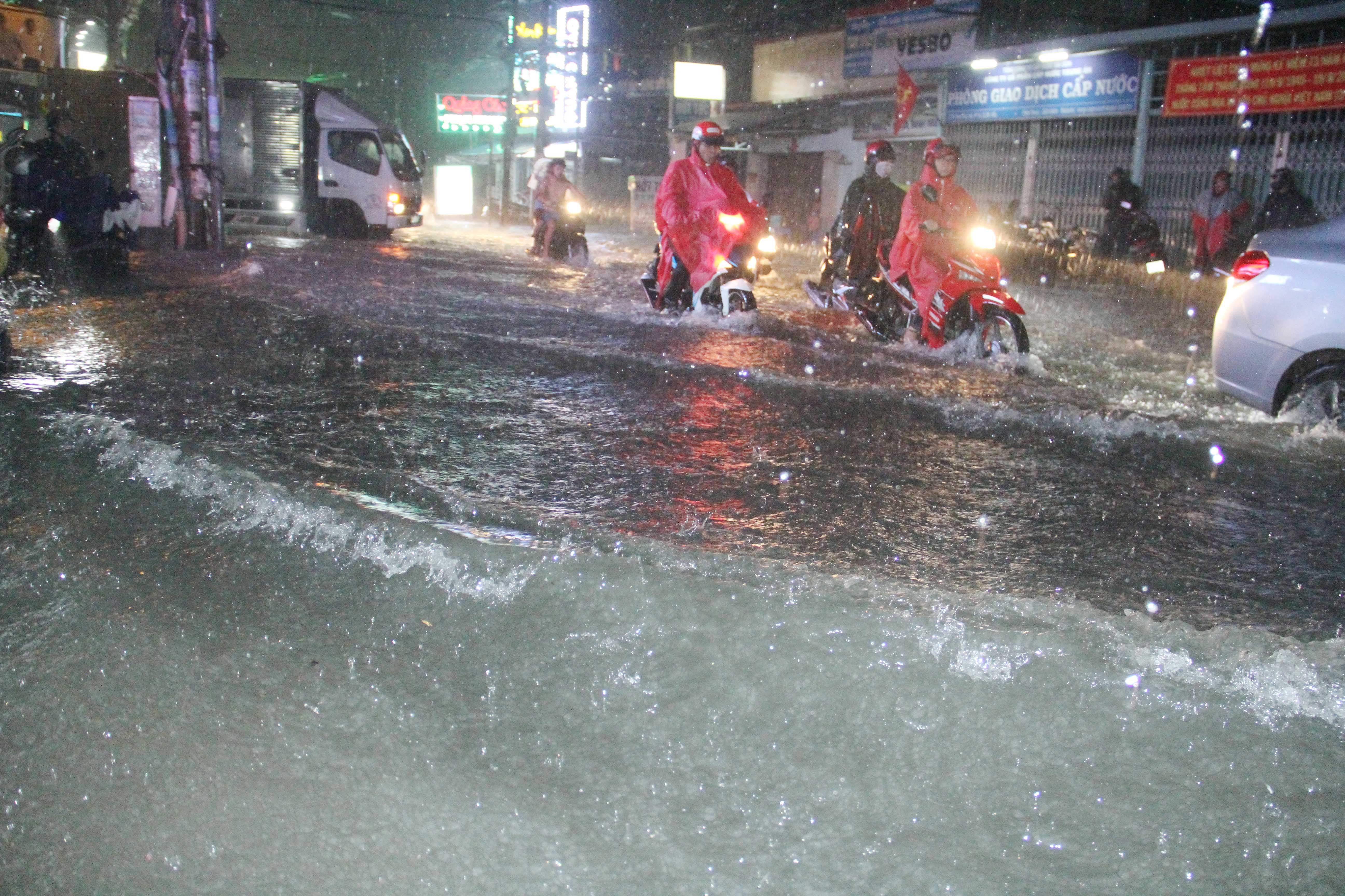 Nhieu tuyen duong o TP.HCM ngap nhu song sau mua lon hinh anh