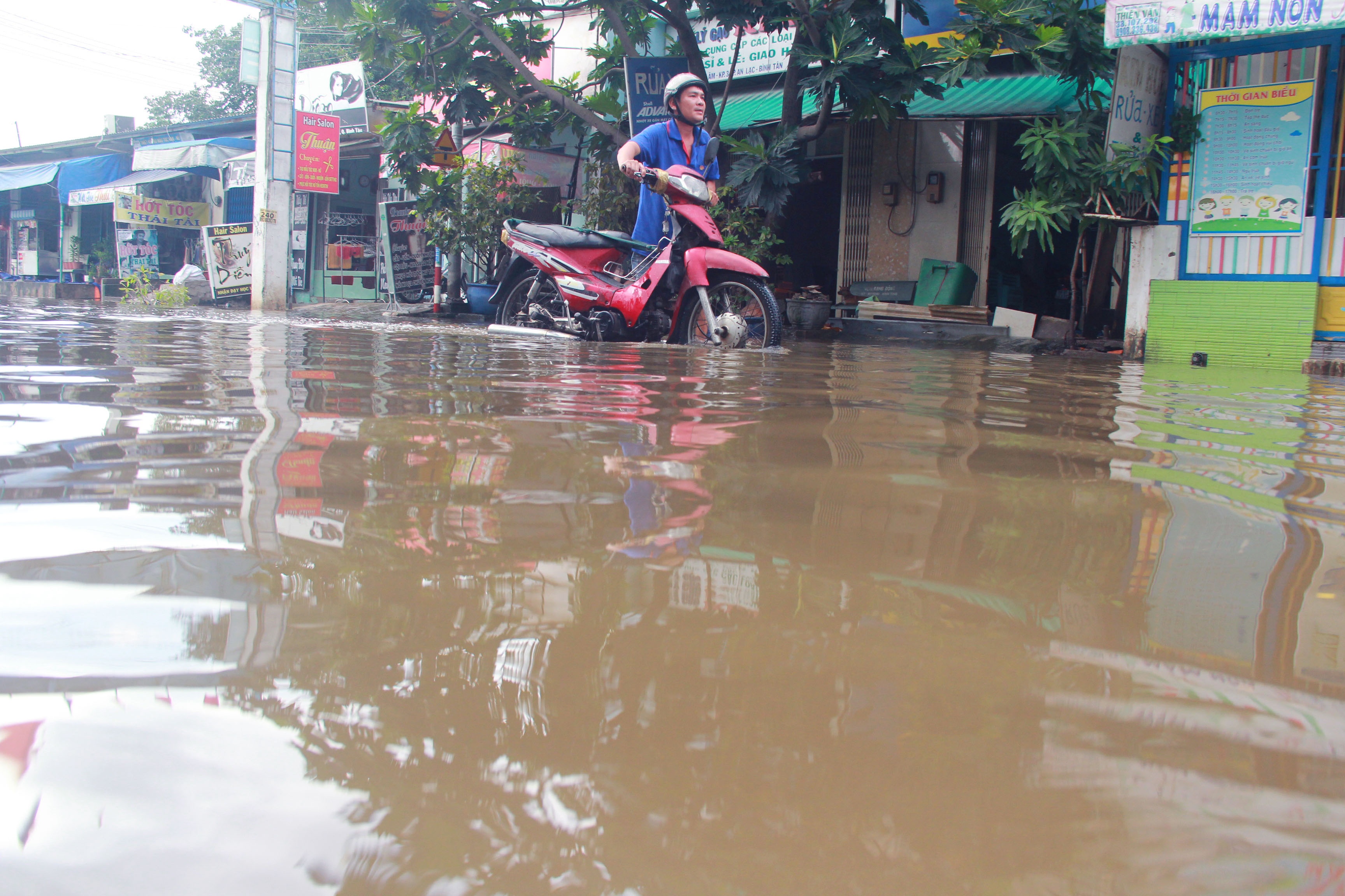 Nguoi Sai Gon vat va song voi nuoc ngap 3 ngay khong rut hinh anh