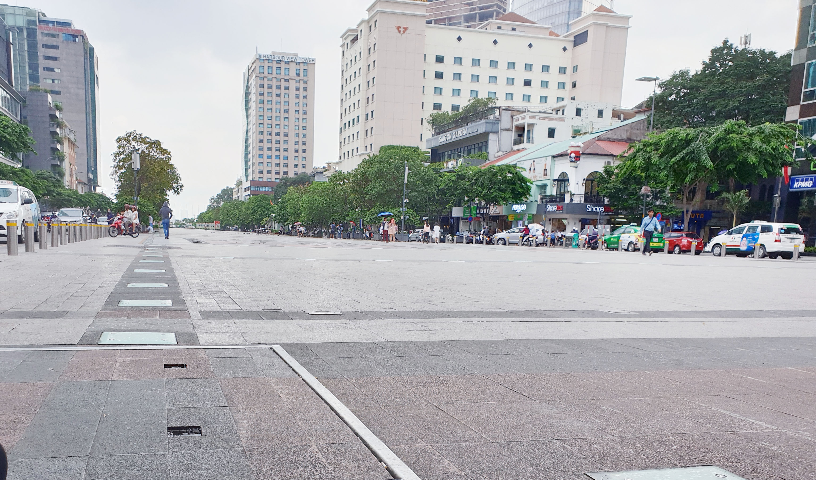 Ong Doan Ngoc Hai quyet dep hang rong o pho di bo Nguyen Hue hinh anh