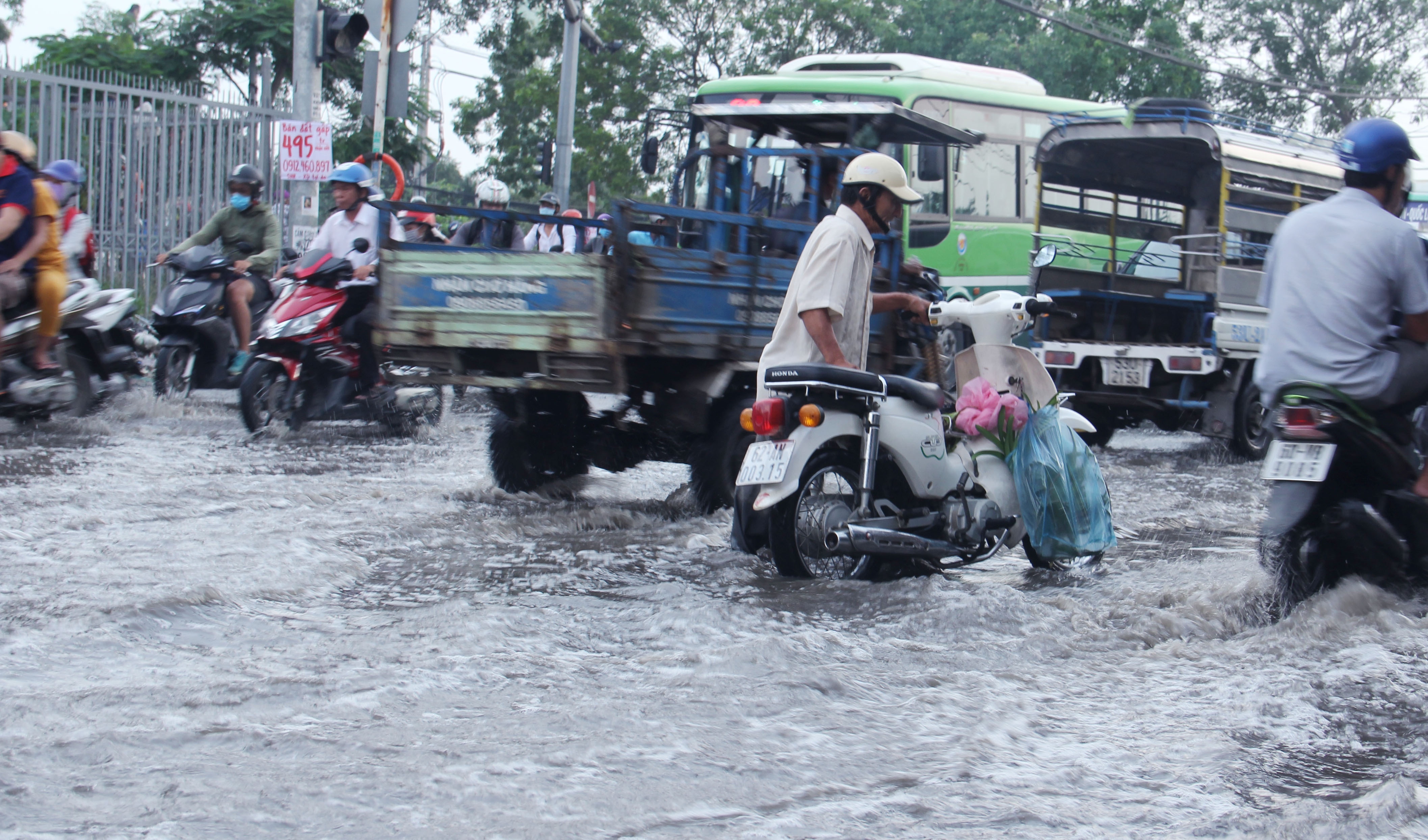Nguoi Sai Gon vat va dat xe chet may qua duong ngap hinh anh