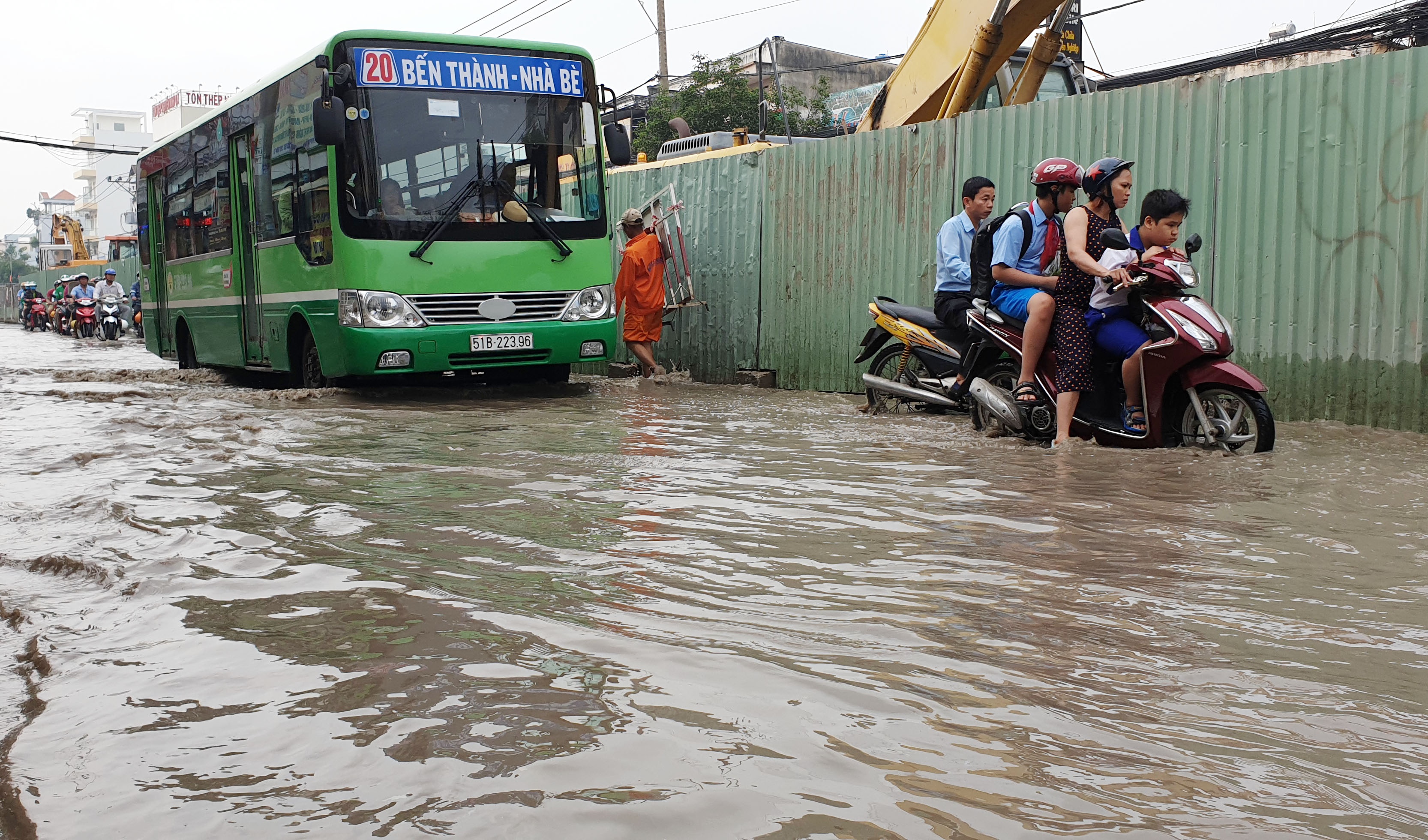 Nguoi Sai Gon vat va loi nuoc ngap di lam sang dau tuan hinh anh