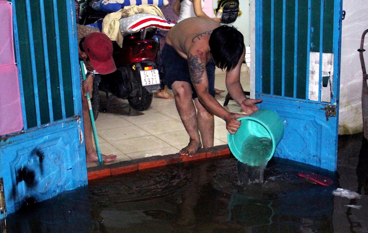 Nguoi Sai Gon trang dem tat nuoc chong ngap hinh anh