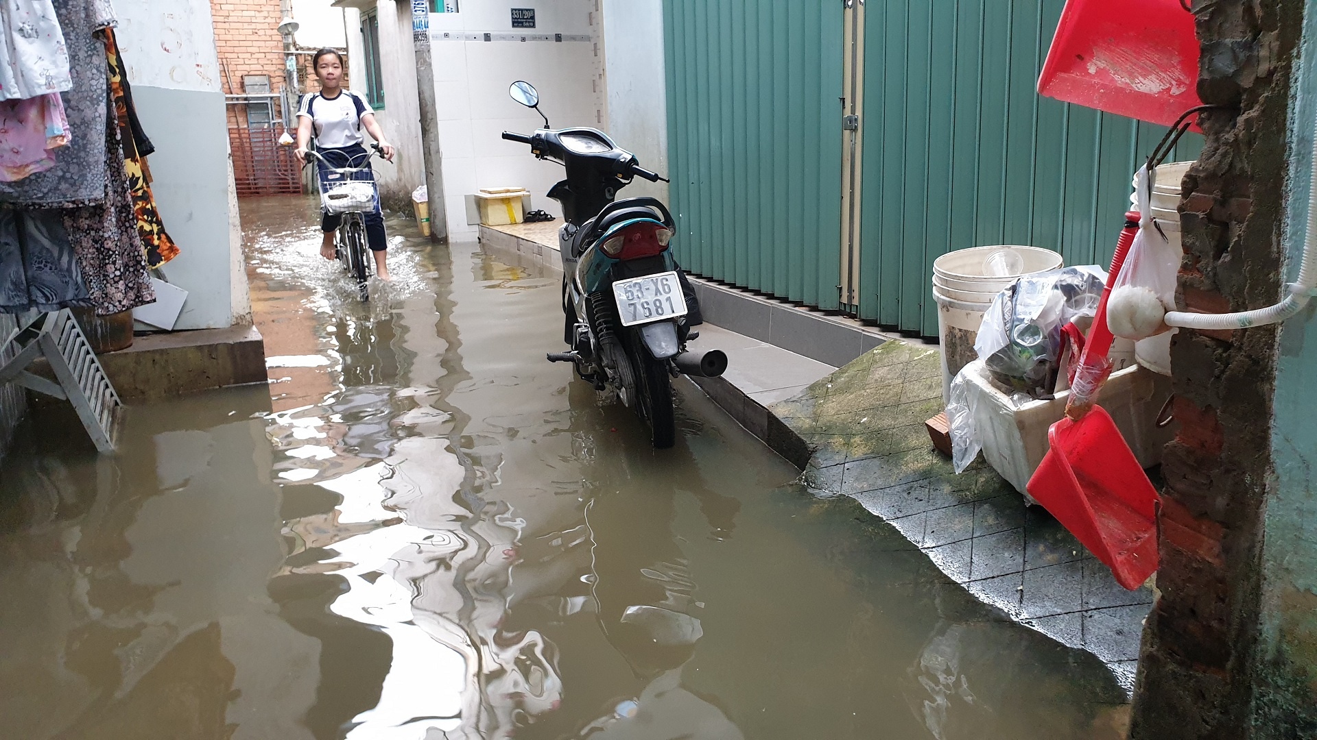 Trieu cuong rut, hem Sai Gon van ngap keo dai hinh anh