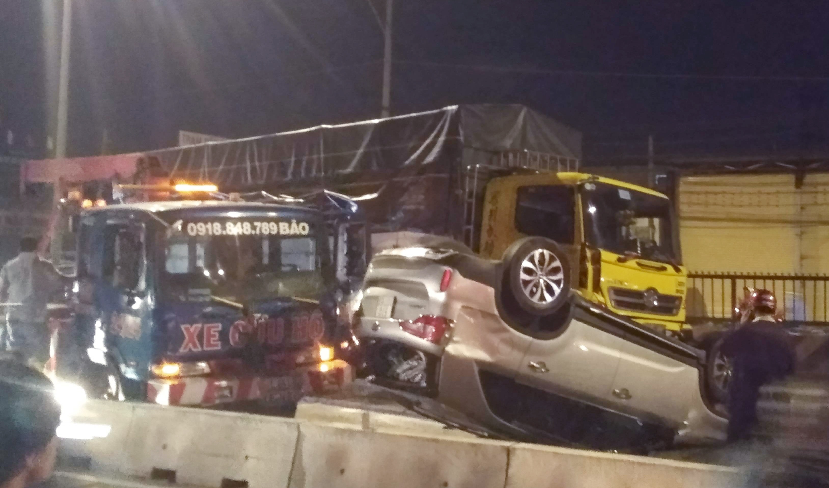 Oto 7 cho lat ngua trong dem o Sai Gon, 4 nguoi thoat chet hinh anh