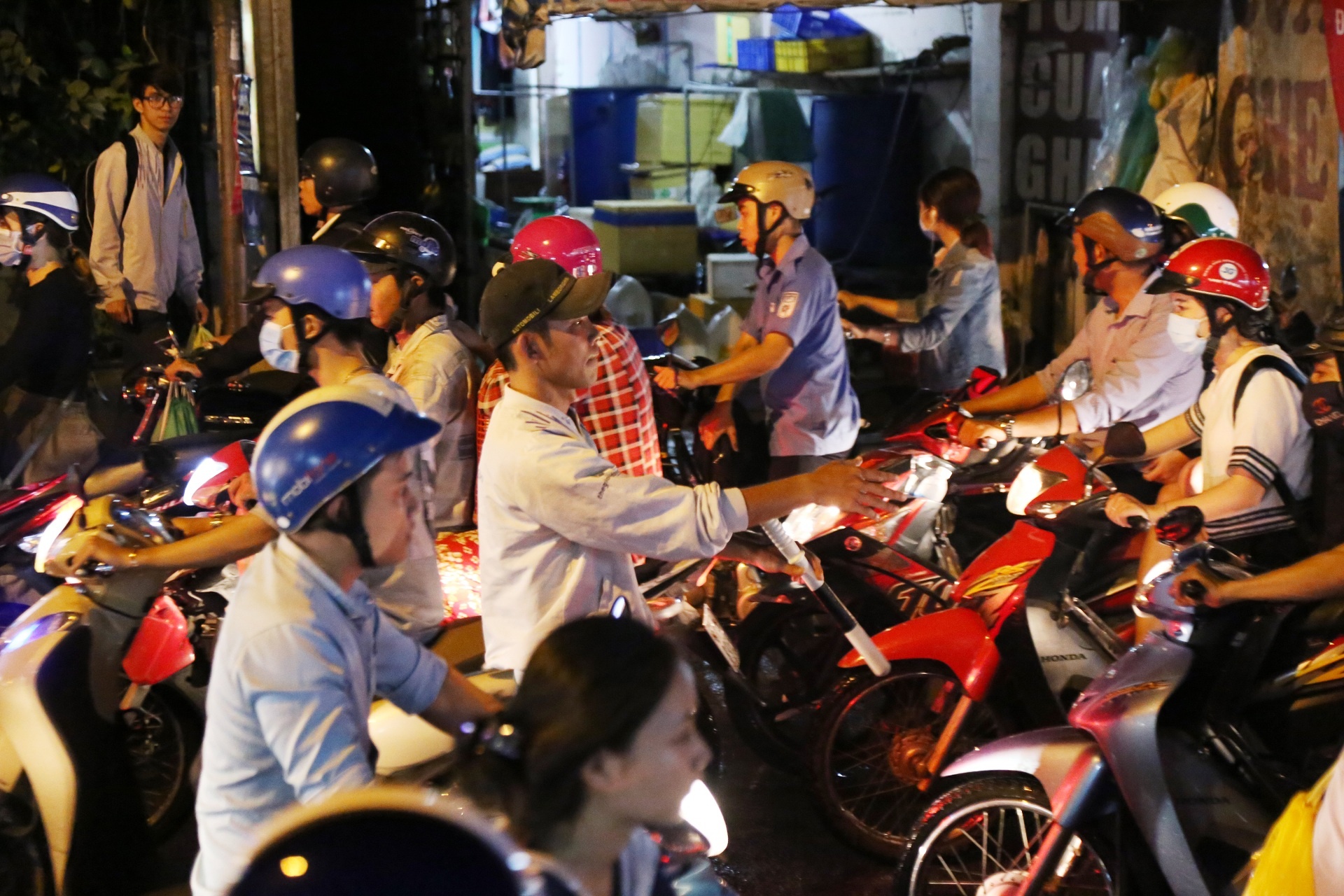 Kẹt xe sau mưa lớn ảnh 7 Ket xe sau mua lon anh 7