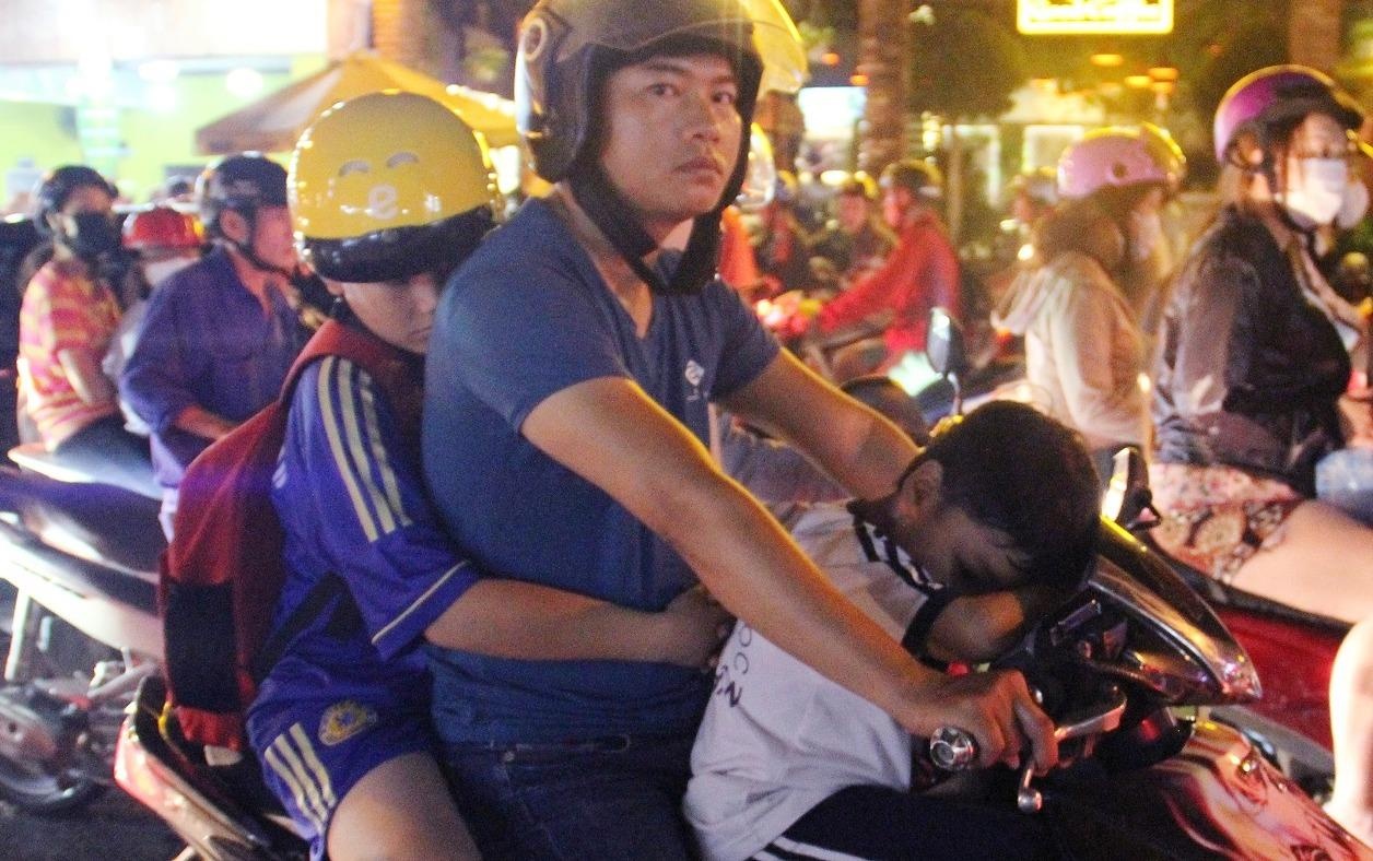 Ket xe nhieu gio o TP.HCM, tre em ngu guc tren xe may hinh anh
