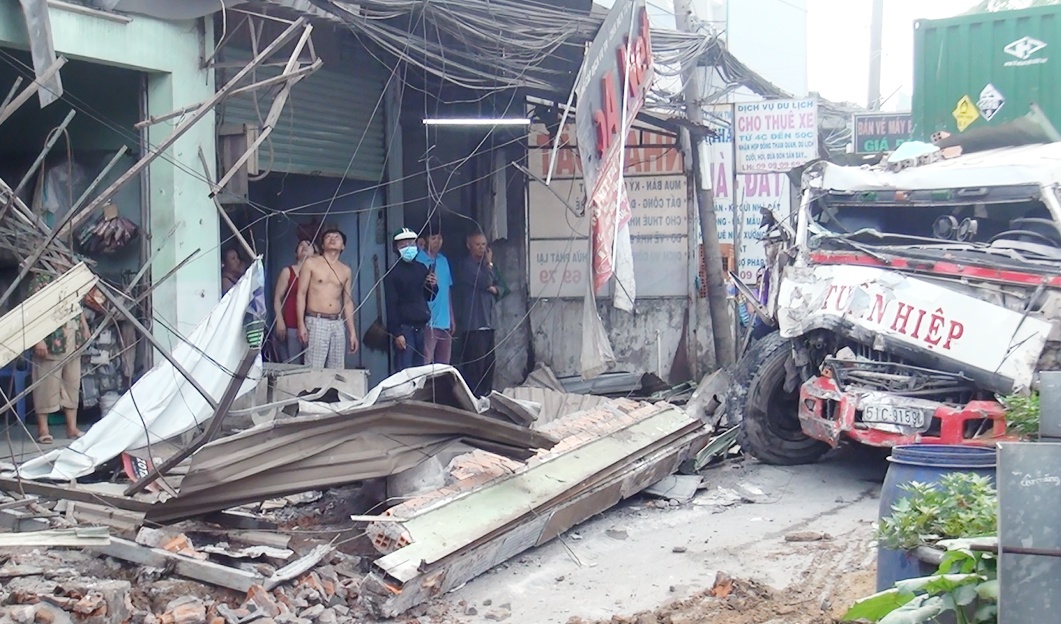 Xe dau keo container tong sap 6 nha dan, nhieu nguoi thoat chet hinh anh