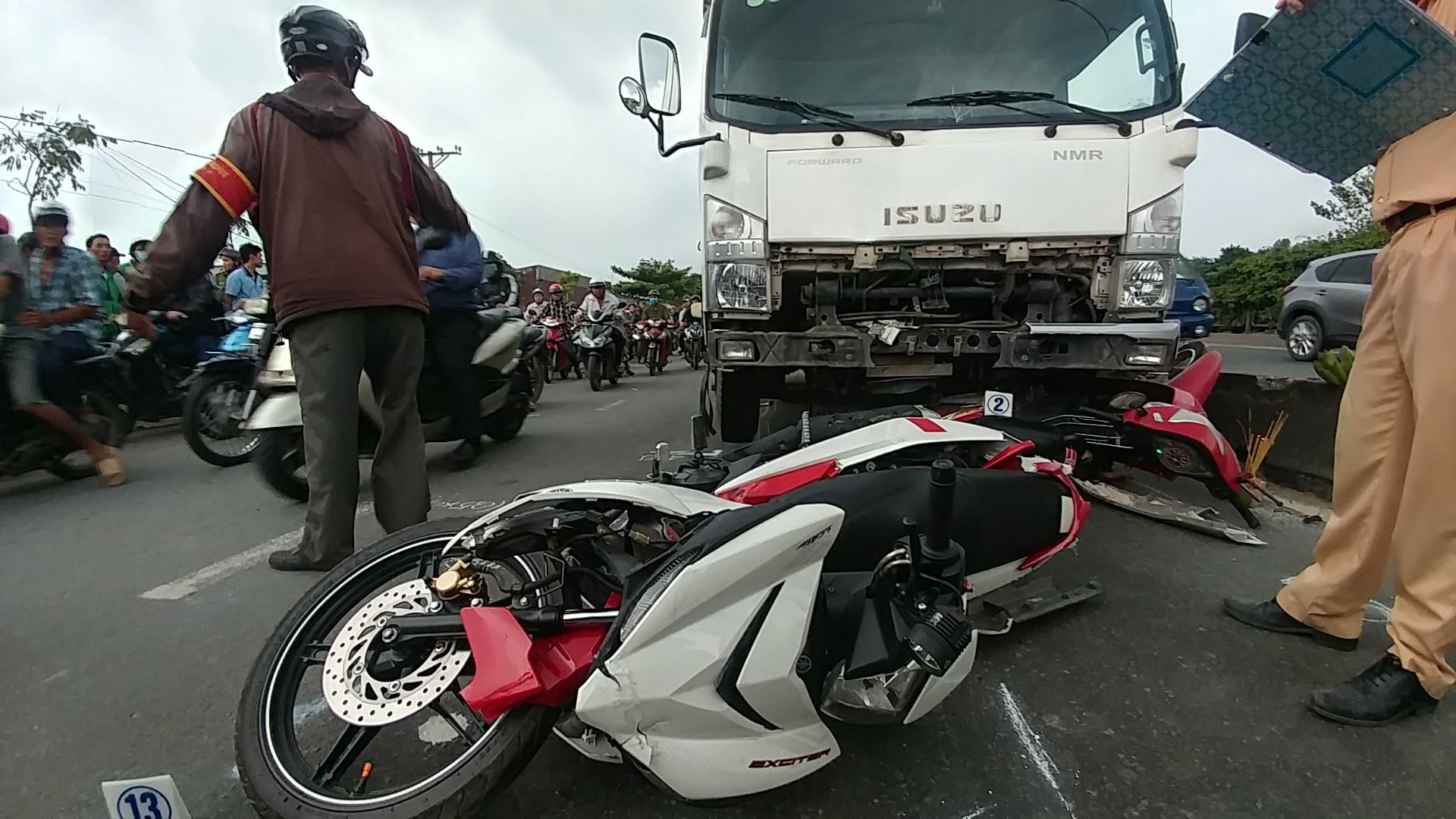 2 nguoi chet, 2 nan nhan bi thuong sau va cham xe o Sai Gon hinh anh