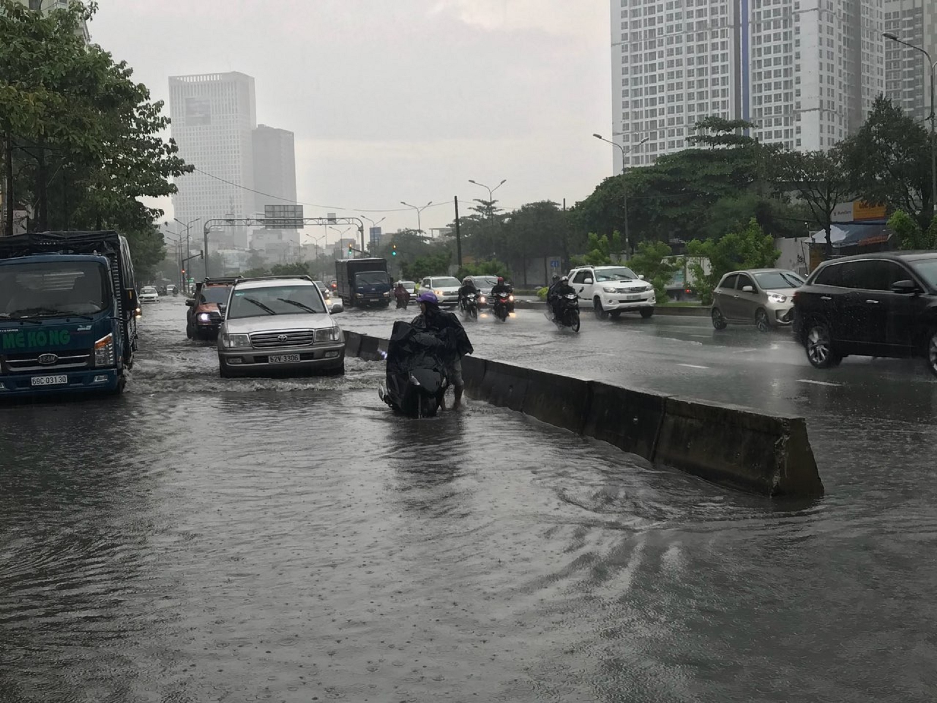 Chua ung duoc tien thue may bom chong ngap duong Nguyen Huu Canh hinh anh