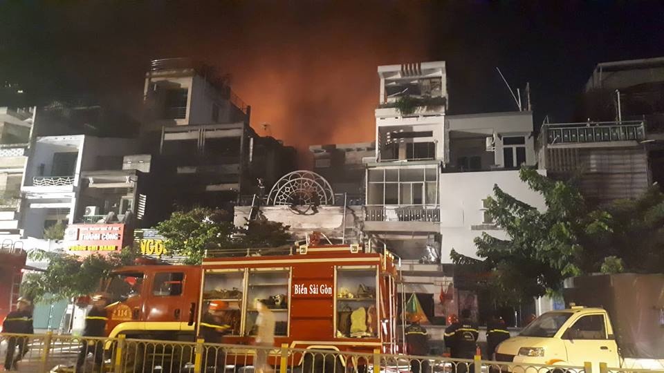 Chay quan bar o Sai Gon, nhieu nguoi hoang loan chay thoat than hinh anh