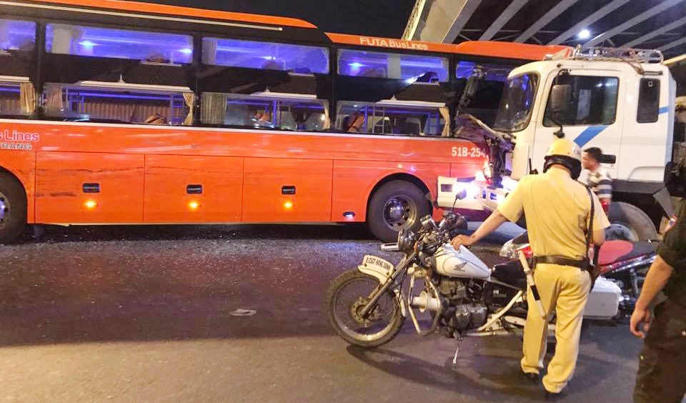 Xe tai va cham oto khach giua khuya gan nga tu Hang Xanh hinh anh