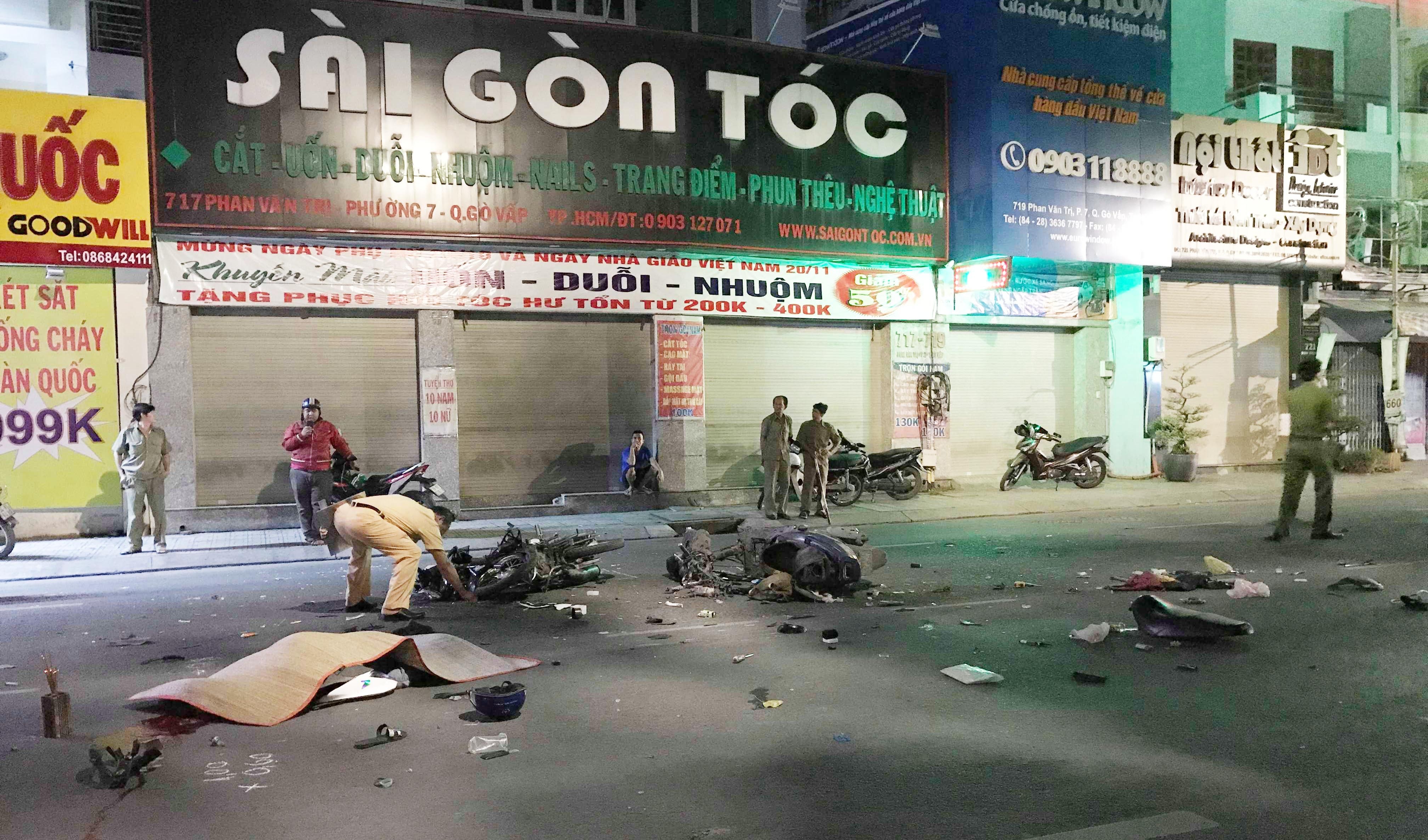 Xe may tong nhau o Sai Gon, 2 nguoi tu vong hinh anh