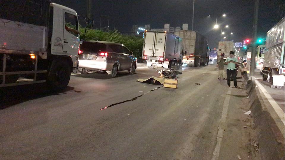 Một thanh niên bị xe container cán chết ảnh 1 Mot thanh nien bi xe container can chet anh 1