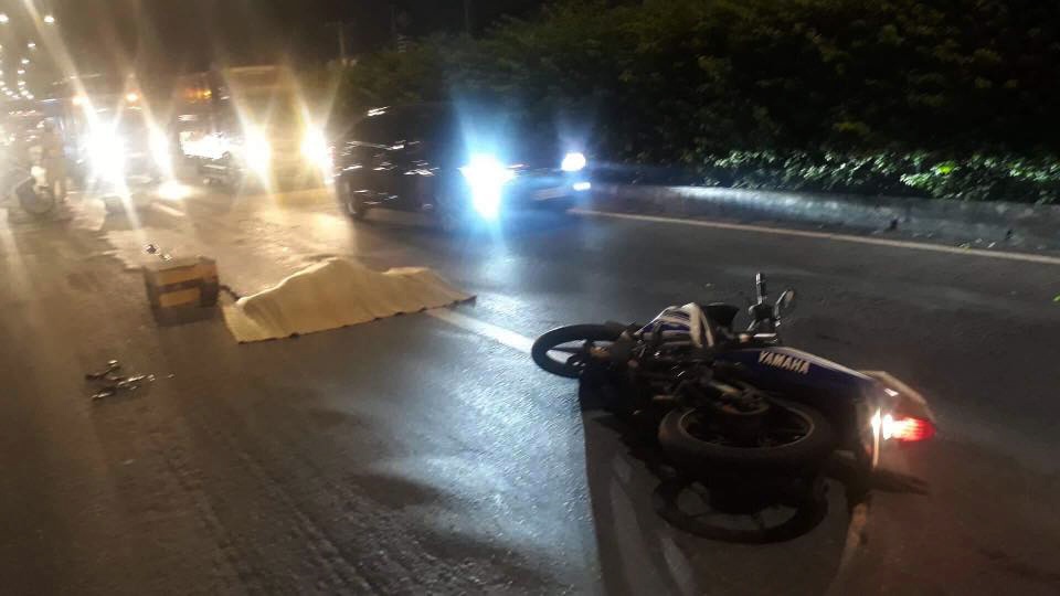 Chay xe may vao lan oto, mot nguoi bi xe container tong chet hinh anh