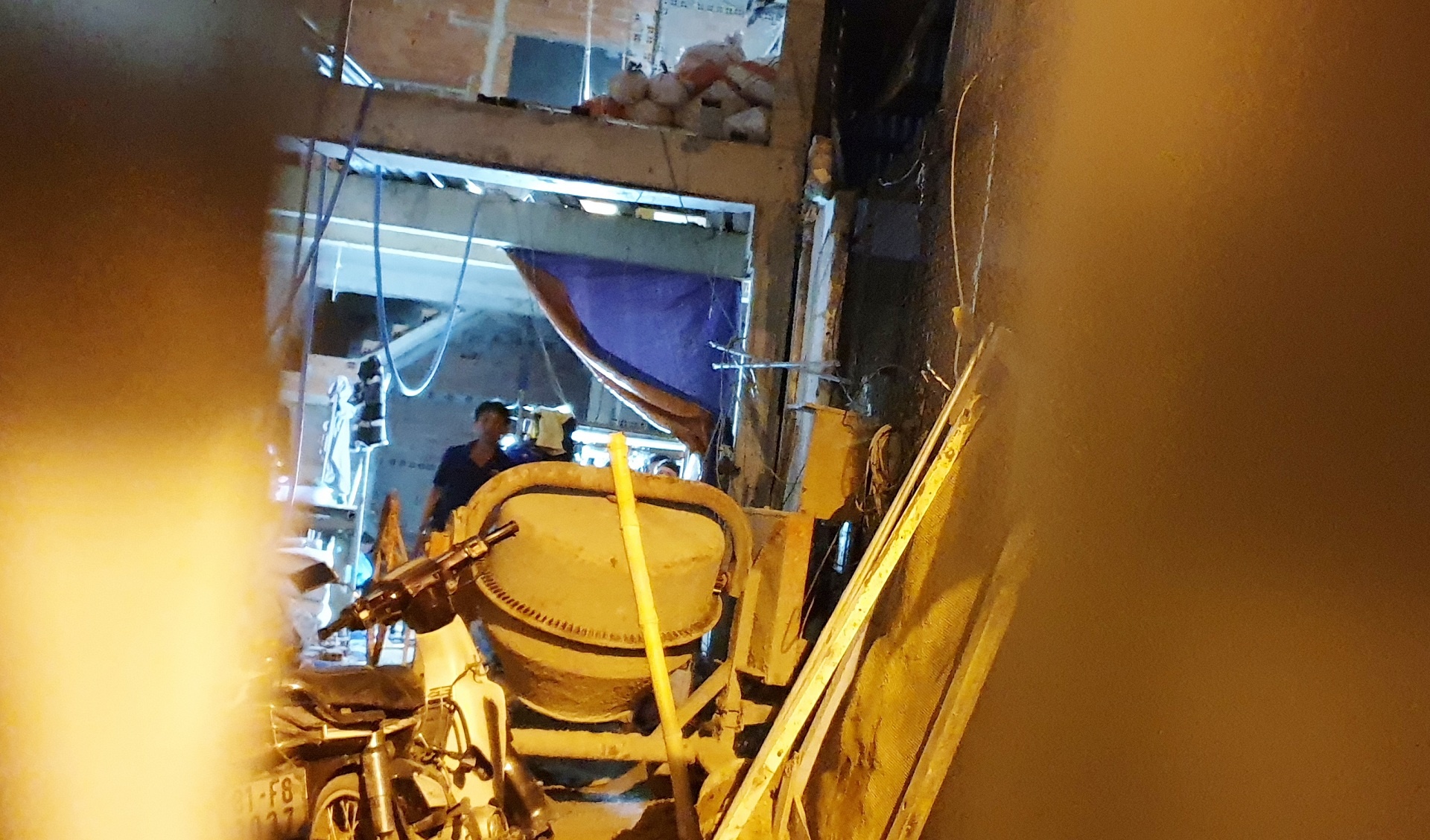 Nam thanh nien roi tu lau 4 xuong dat tu vong hinh anh