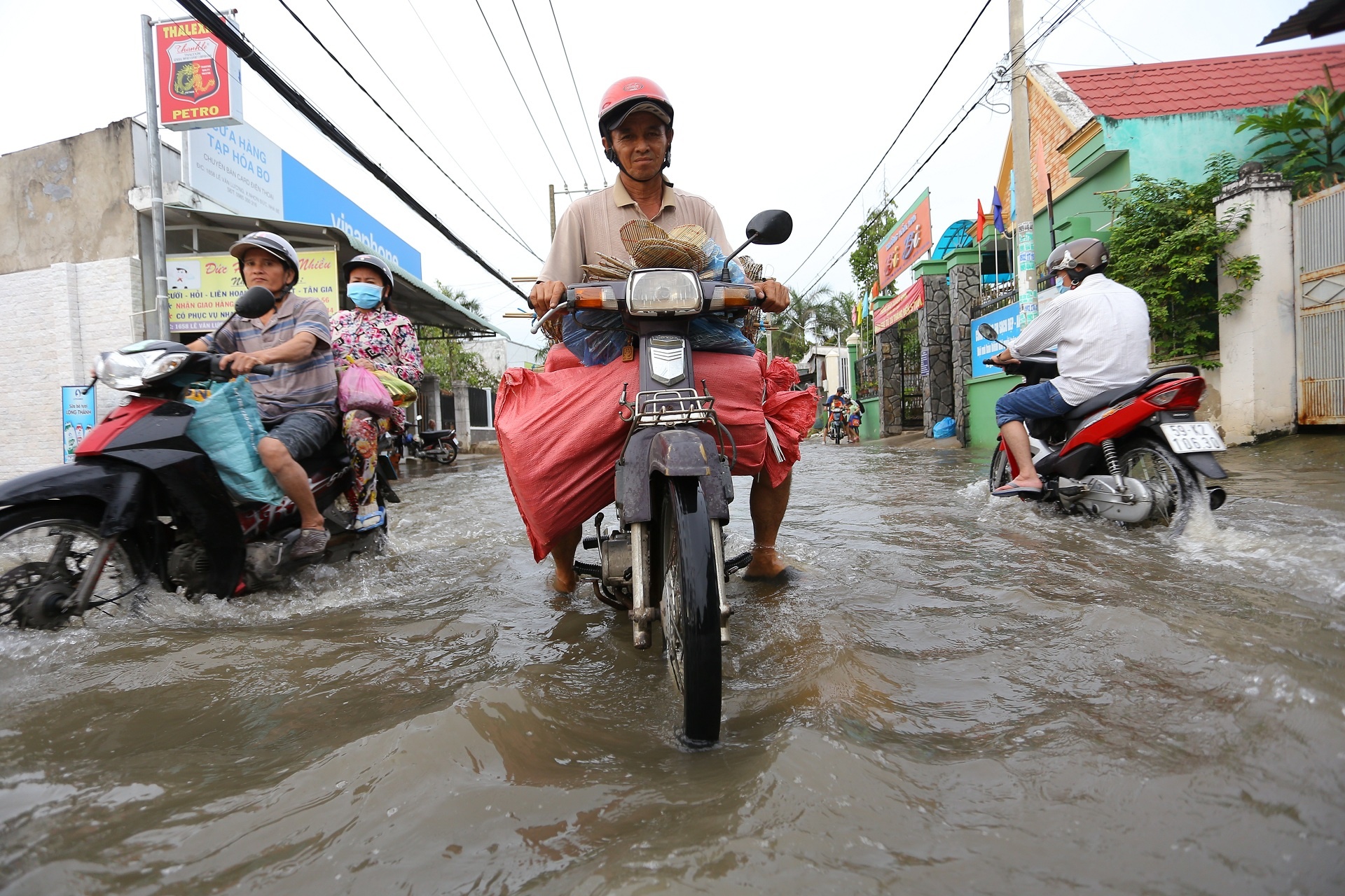 Nguoi Sai Gon day xe chet may ve nha giua trieu cuong hinh anh